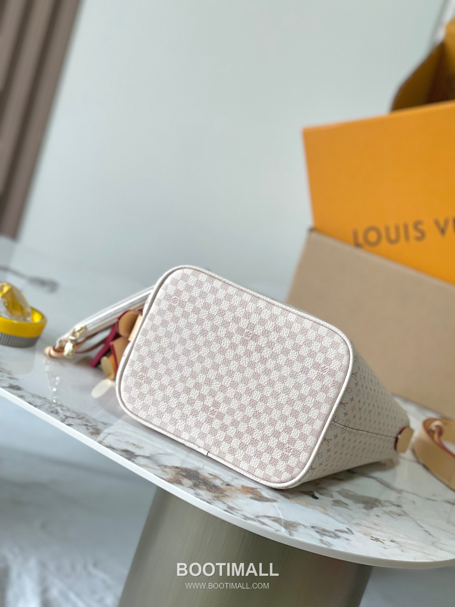 Louis Vuitton All In BB Calfskin Leather Bucket Bag with Logo Strap Detail 루이비통 올인 BB 카프스킨 버킷백 로고 스트랩 M15130 18cm 14