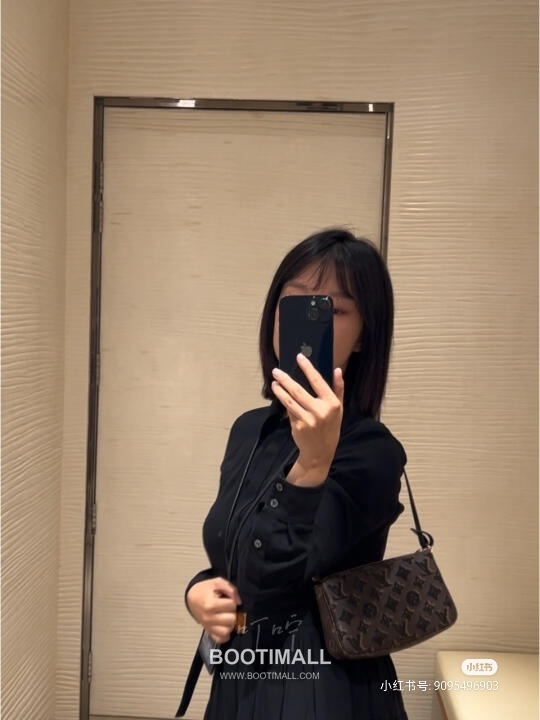 Louis Vuitton Pochette Accessoires Monogram Sequin Cowhide Leather Clutch Bag with Chain Strap Detail 루이비통 포쉐트 악세수아르 모노그램 시퀸 카우하이드 클러치백 체인스트랩 M26473 23.5cm 1