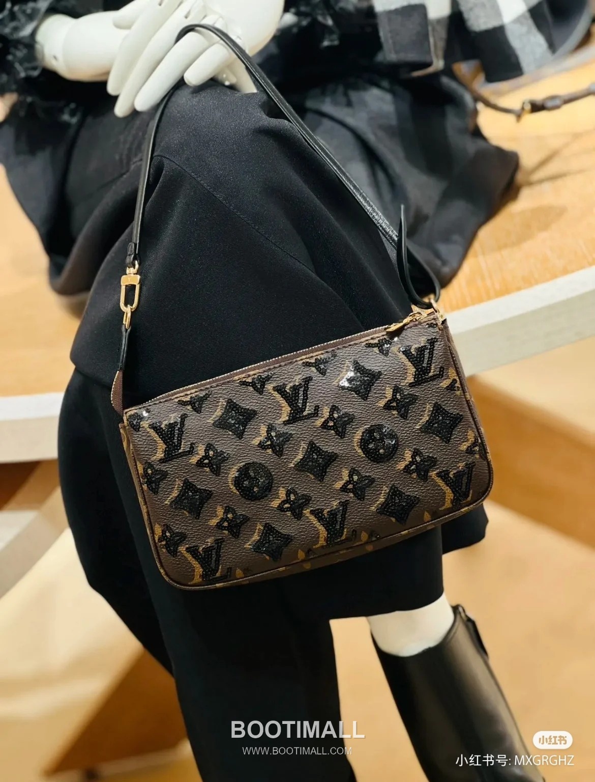 Louis Vuitton Pochette Accessoires Monogram Sequin Cowhide Leather Clutch Bag with Chain Strap Detail 루이비통 포쉐트 악세수아르 모노그램 시퀸 카우하이드 클러치백 체인스트랩 M26473 23.5cm 4