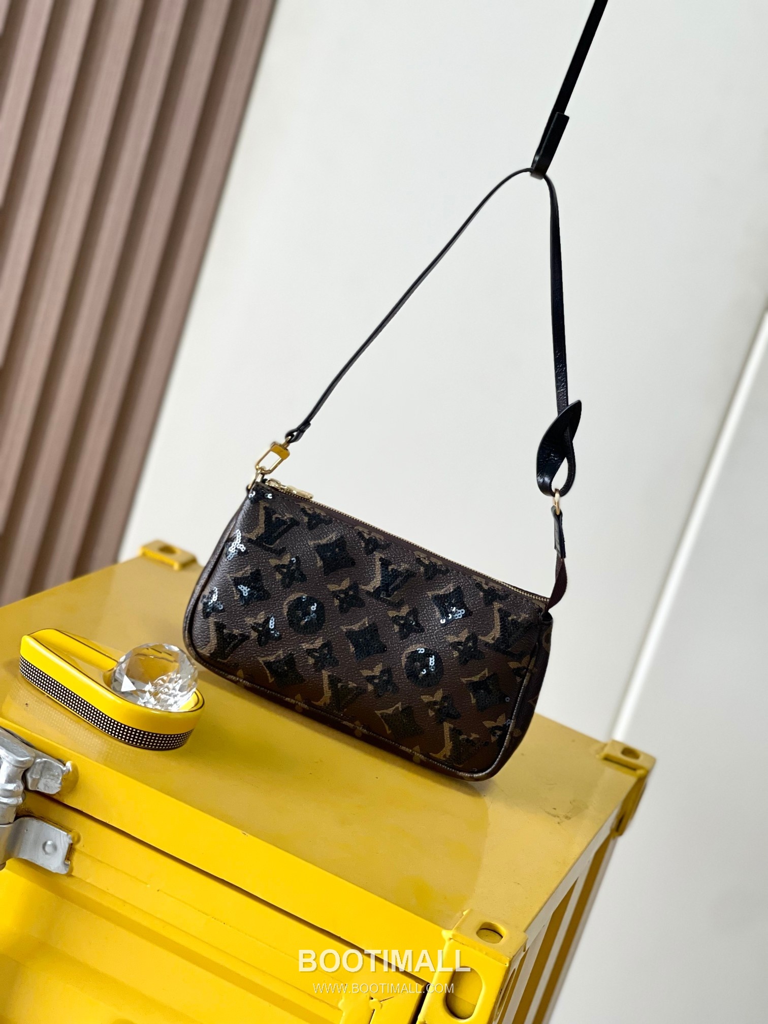 Louis Vuitton Pochette Accessoires Monogram Sequin Cowhide Leather Clutch Bag with Chain Strap Detail 루이비통 포쉐트 악세수아르 모노그램 시퀸 카우하이드 클러치백 체인스트랩 M26473 23.5cm 9