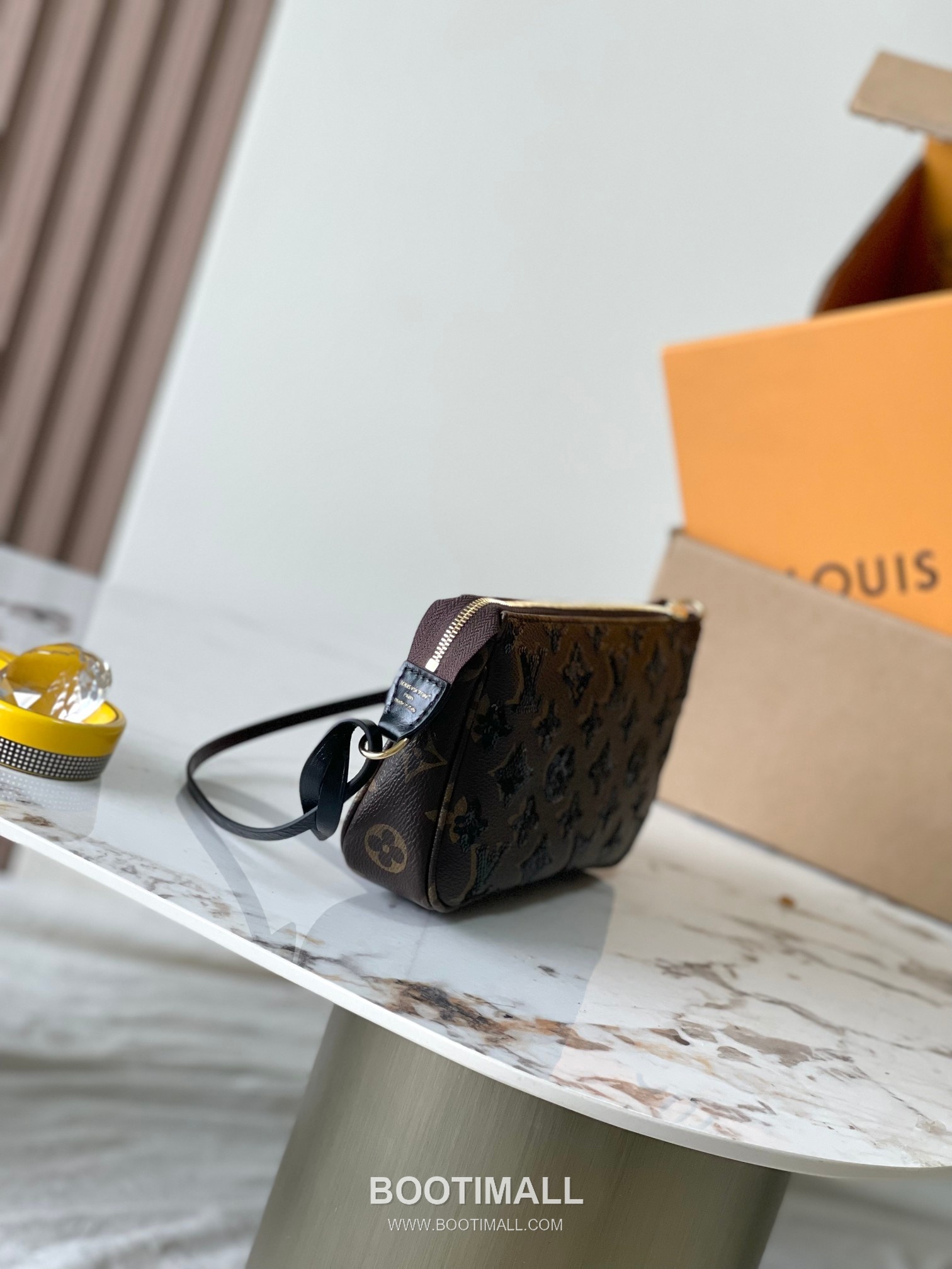 Louis Vuitton Pochette Accessoires Monogram Sequin Cowhide Leather Clutch Bag with Chain Strap Detail 루이비통 포쉐트 악세수아르 모노그램 시퀸 카우하이드 클러치백 체인스트랩 M26473 23.5cm 11