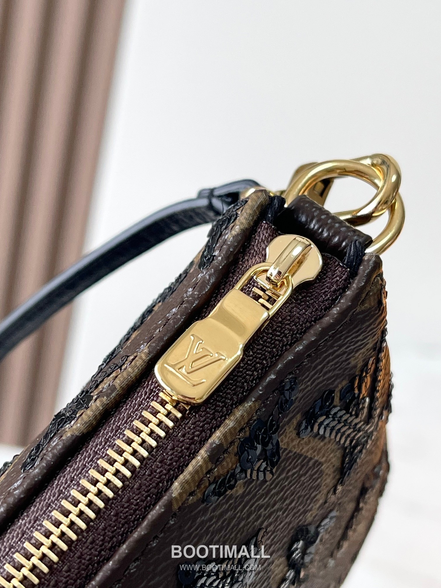 Louis Vuitton Pochette Accessoires Monogram Sequin Cowhide Leather Clutch Bag with Chain Strap Detail 루이비통 포쉐트 악세수아르 모노그램 시퀸 카우하이드 클러치백 체인스트랩 M26473 23.5cm 12