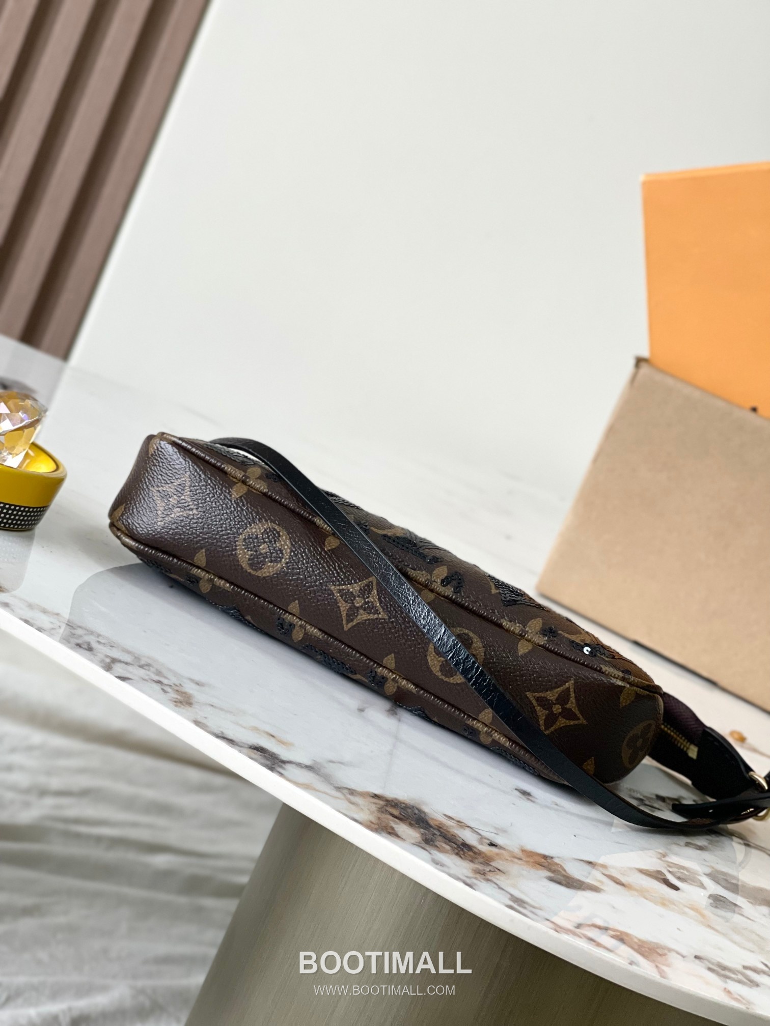 Louis Vuitton Pochette Accessoires Monogram Sequin Cowhide Leather Clutch Bag with Chain Strap Detail 루이비통 포쉐트 악세수아르 모노그램 시퀸 카우하이드 클러치백 체인스트랩 M26473 23.5cm 13