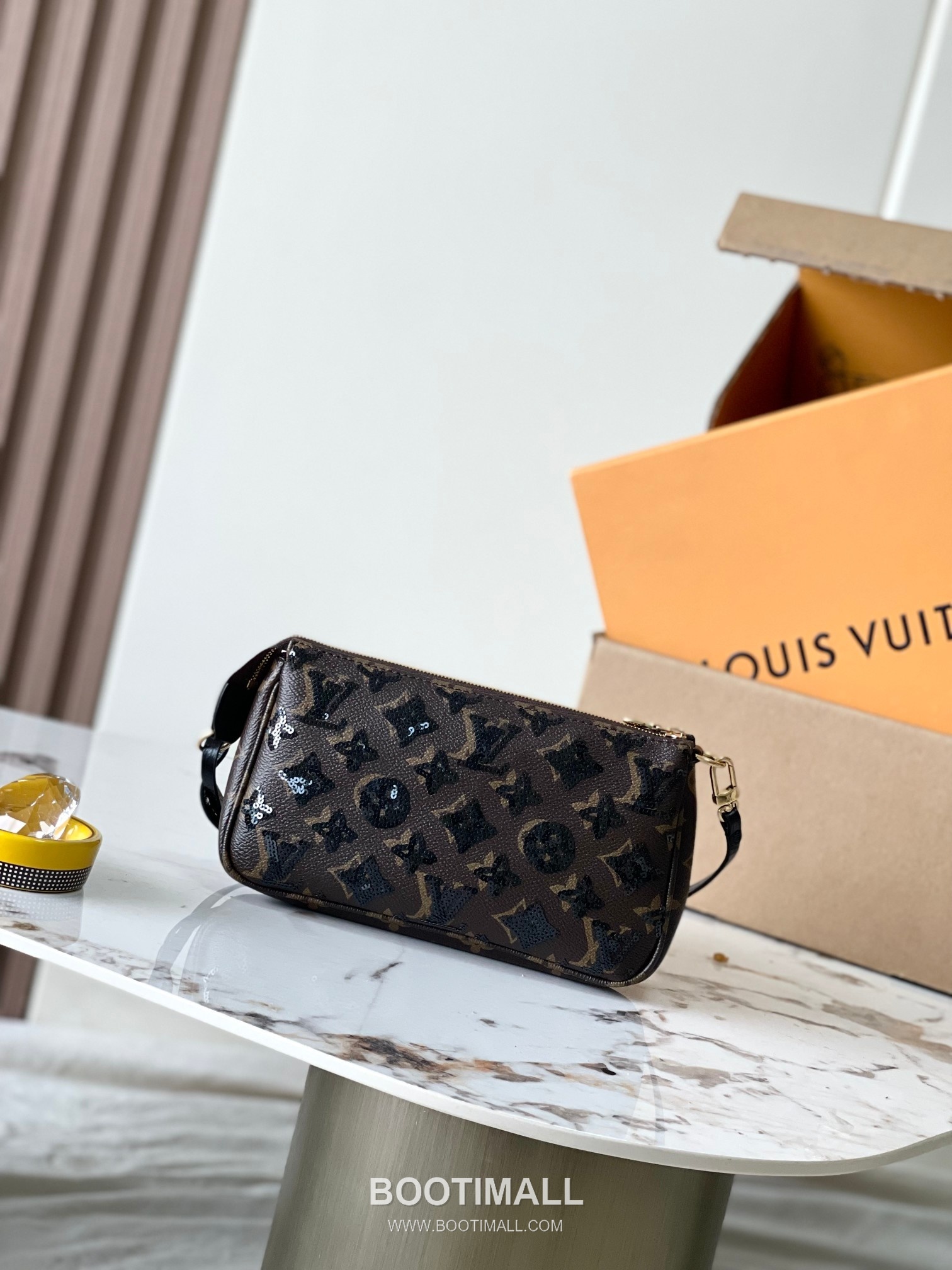 Louis Vuitton Pochette Accessoires Monogram Sequin Cowhide Leather Clutch Bag with Chain Strap Detail 루이비통 포쉐트 악세수아르 모노그램 시퀸 카우하이드 클러치백 체인스트랩 M26473 23.5cm 14