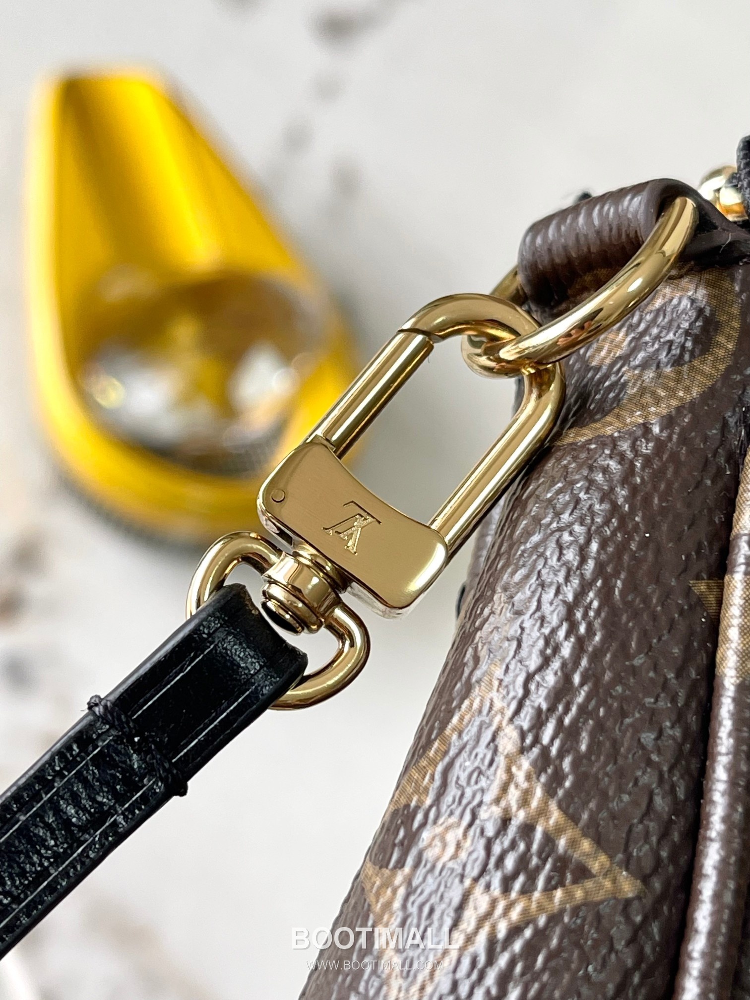 Louis Vuitton Pochette Accessoires Monogram Sequin Cowhide Leather Clutch Bag with Chain Strap Detail 루이비통 포쉐트 악세수아르 모노그램 시퀸 카우하이드 클러치백 체인스트랩 M26473 23.5cm 16