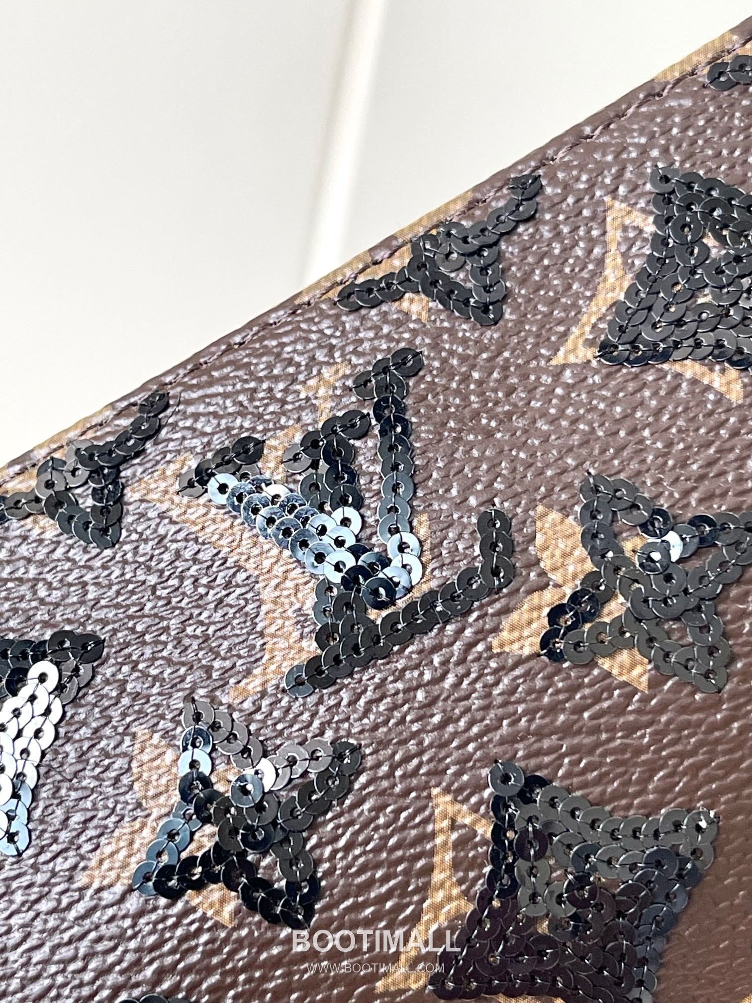 Louis Vuitton Pochette Accessoires Monogram Sequin Cowhide Leather Clutch Bag with Chain Strap Detail 루이비통 포쉐트 악세수아르 모노그램 시퀸 카우하이드 클러치백 체인스트랩 M26473 23.5cm 17