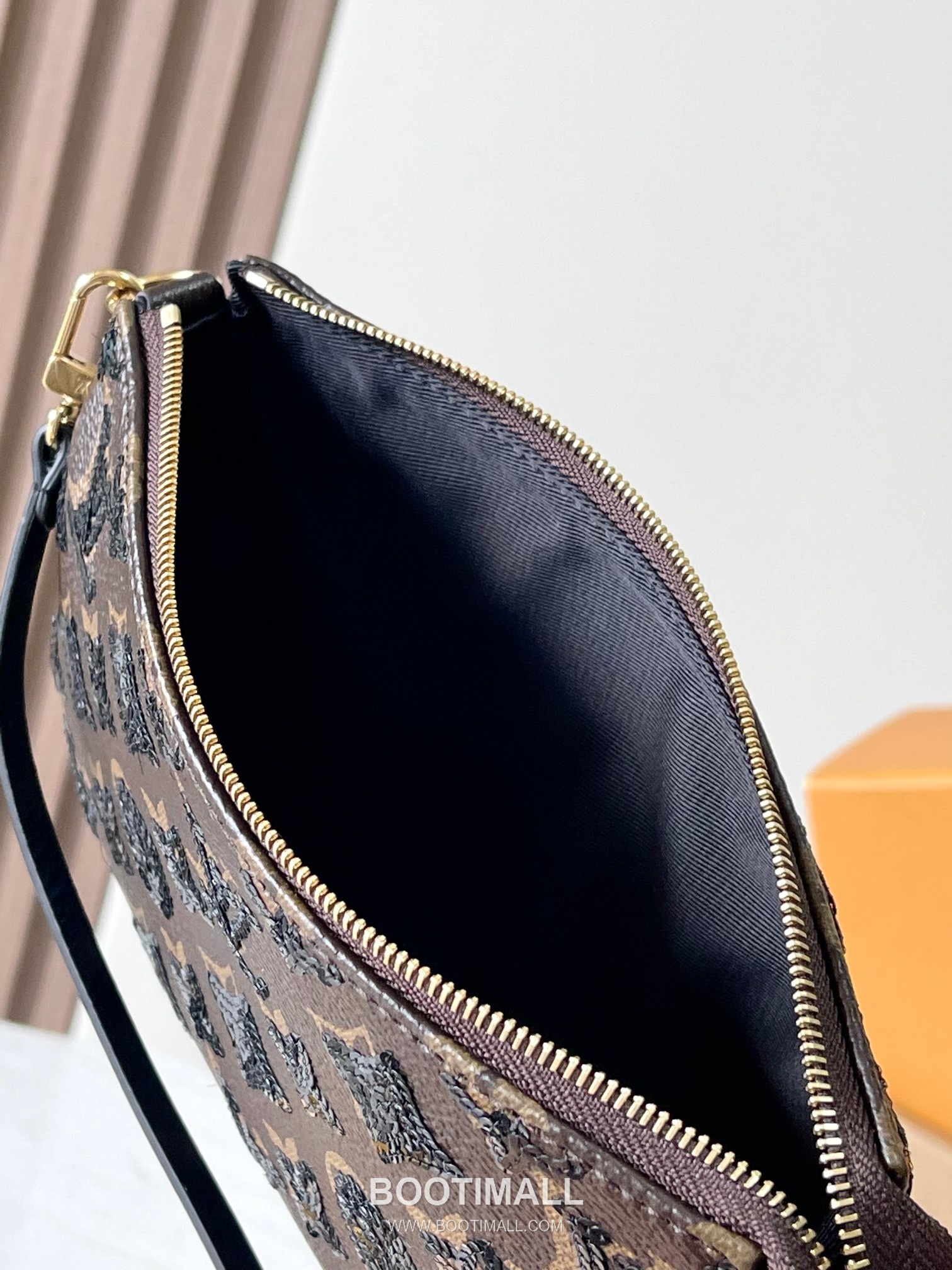 Louis Vuitton Pochette Accessoires Monogram Sequin Cowhide Leather Clutch Bag with Chain Strap Detail 루이비통 포쉐트 악세수아르 모노그램 시퀸 카우하이드 클러치백 체인스트랩 M26473 23.5cm 18