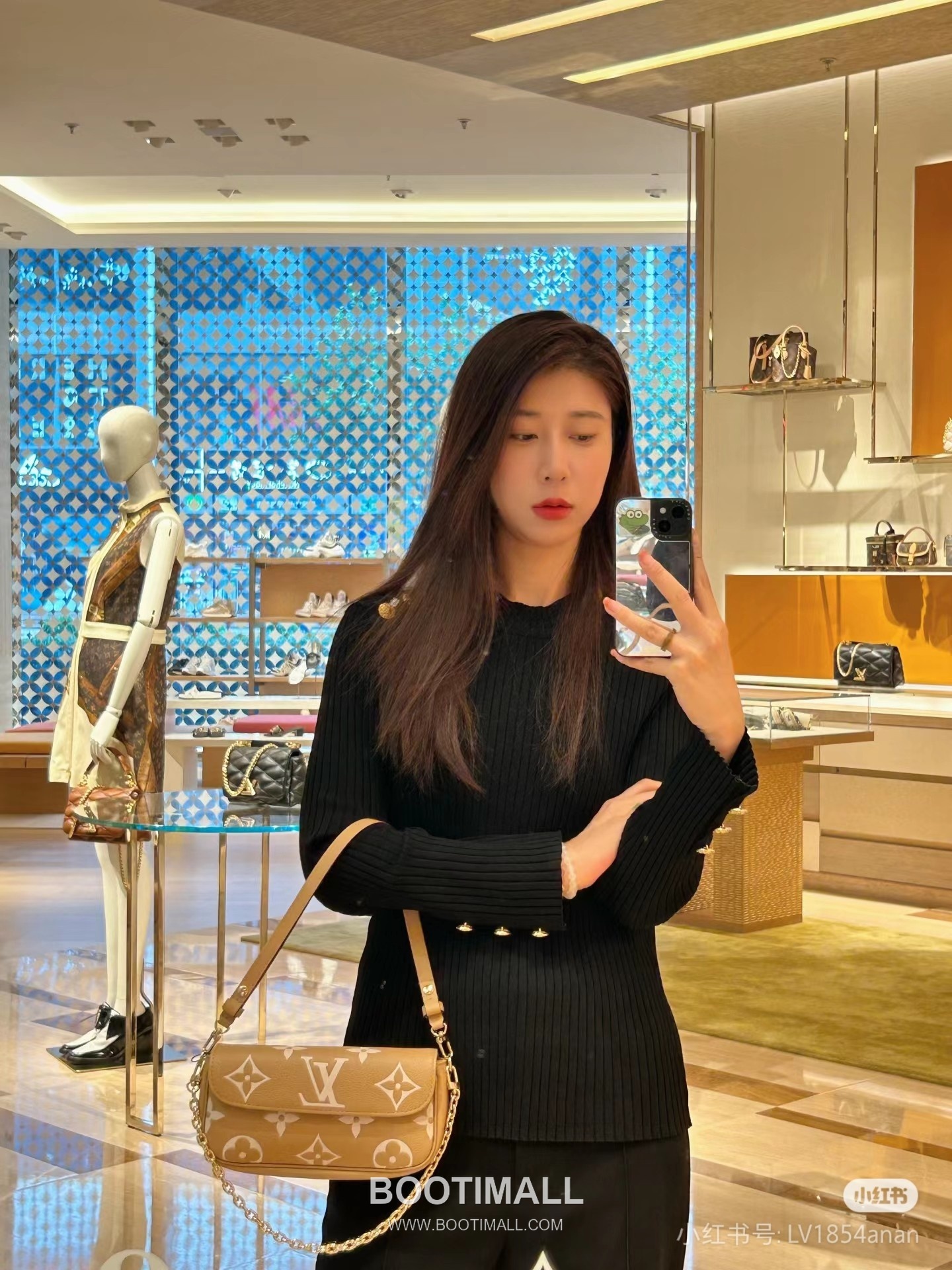 Louis Vuitton Wallet On Chain Monogram Empreinte Leather Crossbody Clutch Bag with Chain Strap Detail 루이비통 월렛 온 체인 모노그램 앙프렝뜨 크로스바디 클러치백 체인스트랩 M12758 23.5cm 1