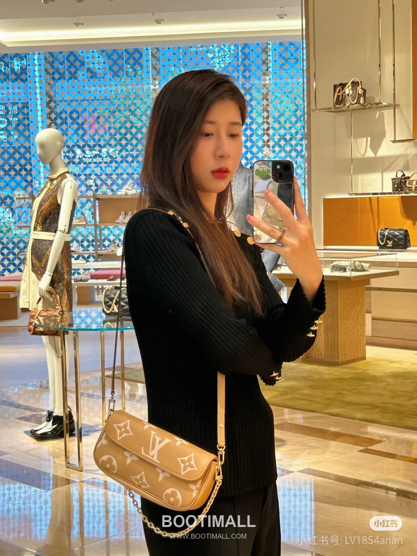 Louis Vuitton Wallet On Chain Monogram Empreinte Leather Crossbody Clutch Bag with Chain Strap Detail 루이비통 월렛 온 체인 모노그램 앙프렝뜨 크로스바디 클러치백 체인스트랩 M12758 23.5cm 2