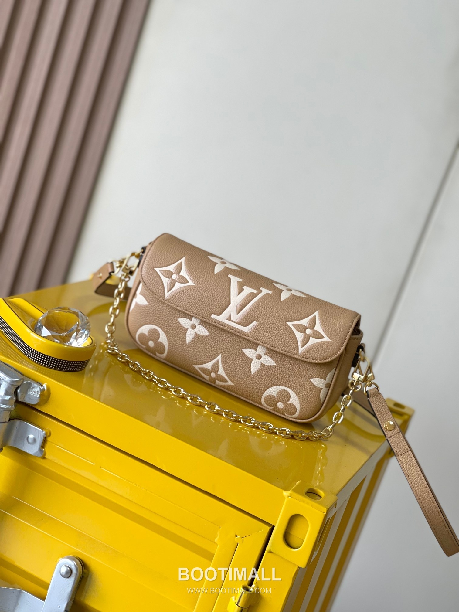 Louis Vuitton Wallet On Chain Monogram Empreinte Leather Crossbody Clutch Bag with Chain Strap Detail 루이비통 월렛 온 체인 모노그램 앙프렝뜨 크로스바디 클러치백 체인스트랩 M12758 23.5cm 6