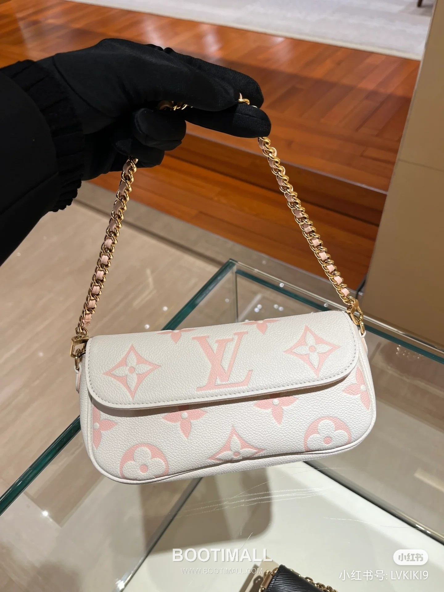 Louis Vuitton Wallet On Chain Monogram Empreinte Leather Crossbody Clutch Bag with Chain Strap Detail 루이비통 월렛 온 체인 모노그램 앙프렝뜨 크로스바디 클러치백 체인스트랩 M83026 23.5cm 1