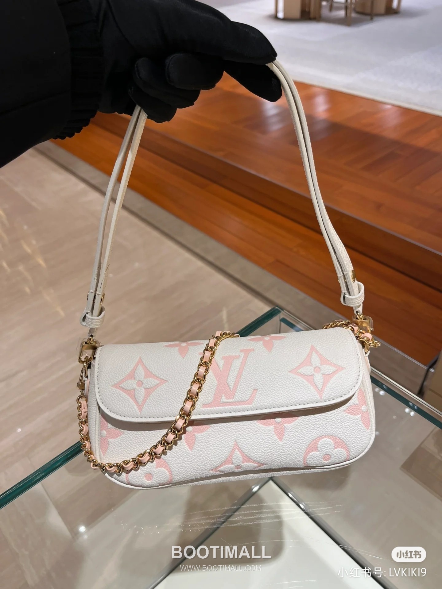 Louis Vuitton Wallet On Chain Monogram Empreinte Leather Crossbody Clutch Bag with Chain Strap Detail 루이비통 월렛 온 체인 모노그램 앙프렝뜨 크로스바디 클러치백 체인스트랩 M83026 23.5cm 5