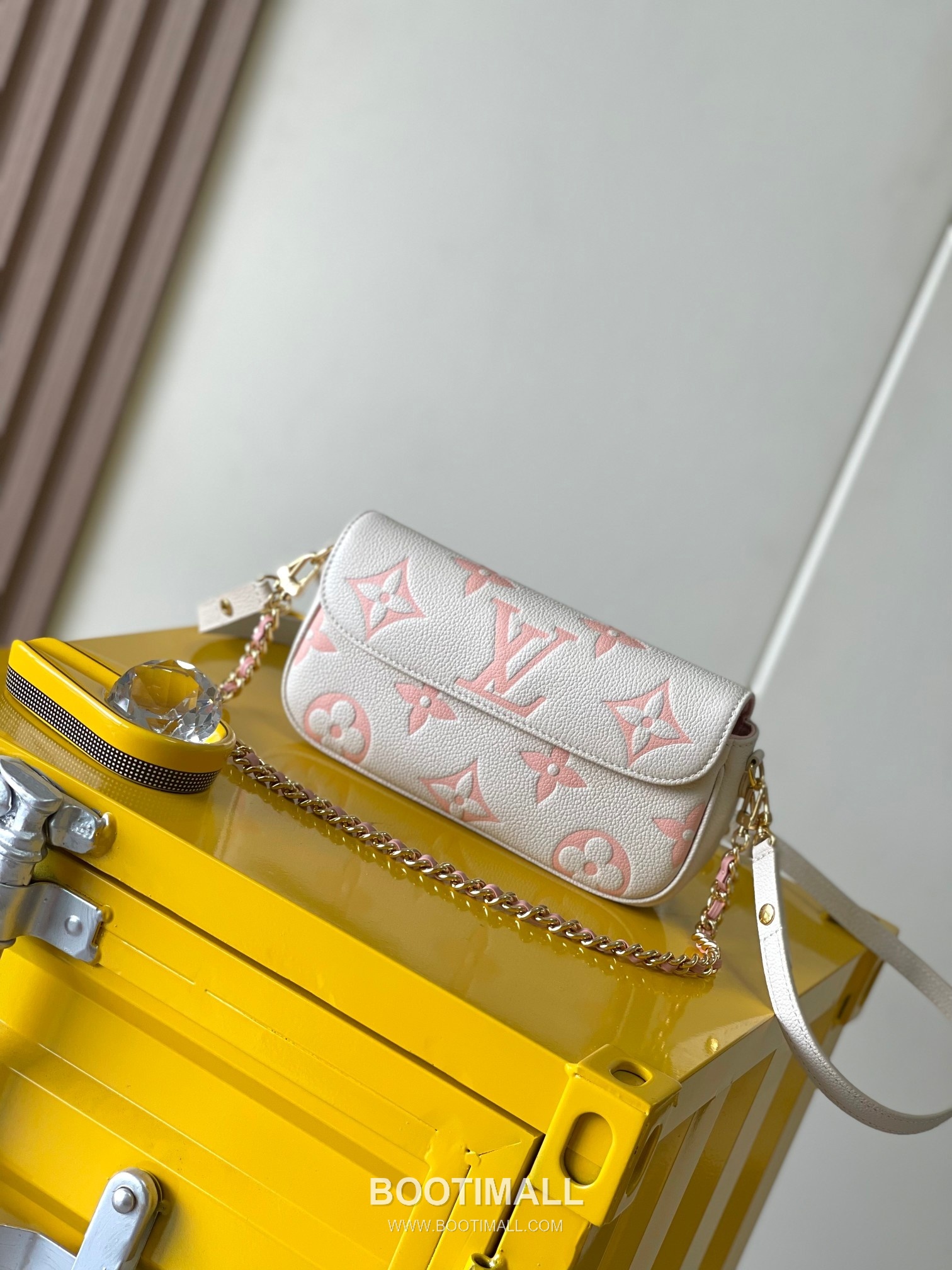 Louis Vuitton Wallet On Chain Monogram Empreinte Leather Crossbody Clutch Bag with Chain Strap Detail 루이비통 월렛 온 체인 모노그램 앙프렝뜨 크로스바디 클러치백 체인스트랩 M83026 23.5cm 7