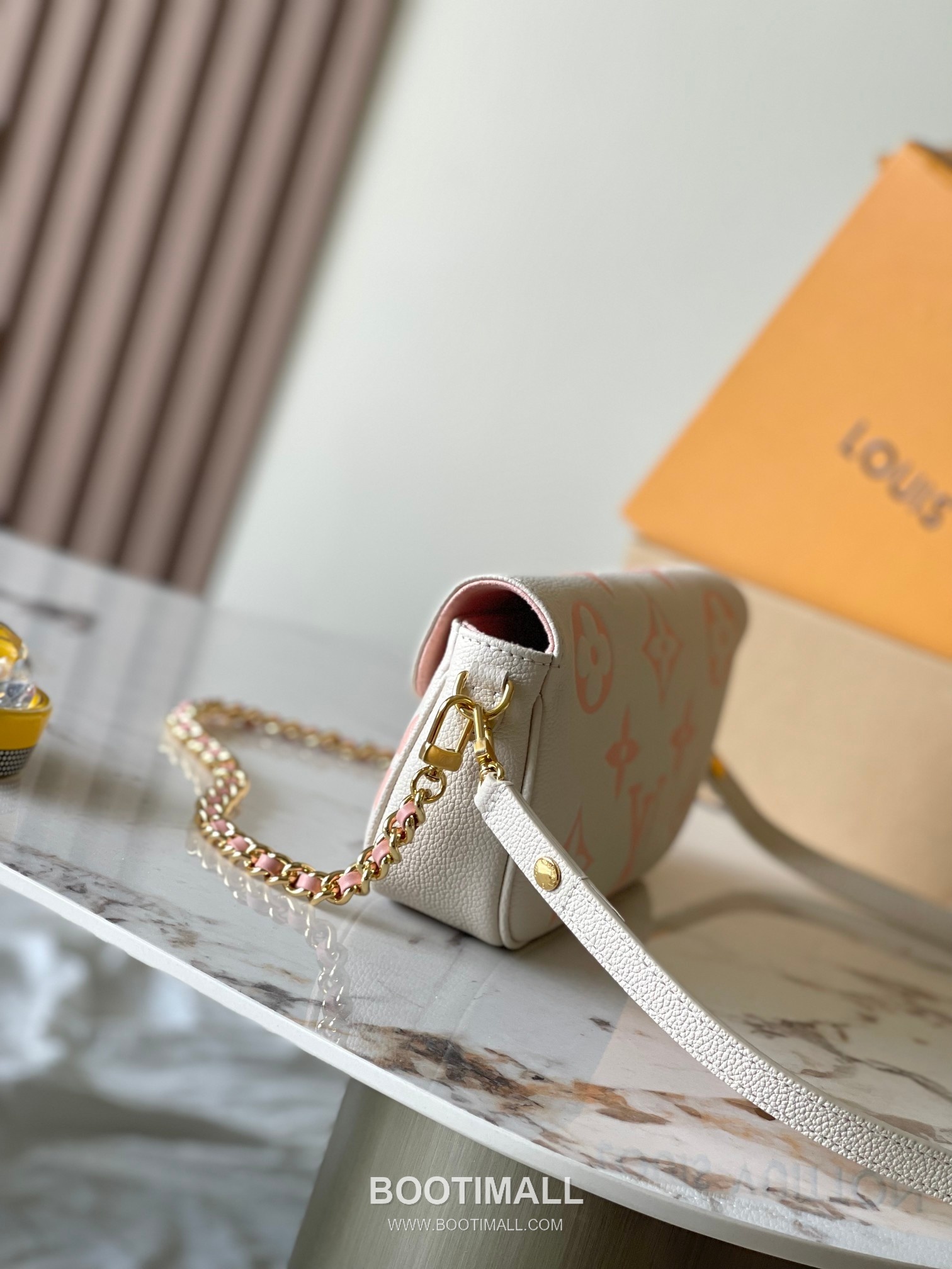 Louis Vuitton Wallet On Chain Monogram Empreinte Leather Crossbody Clutch Bag with Chain Strap Detail 루이비통 월렛 온 체인 모노그램 앙프렝뜨 크로스바디 클러치백 체인스트랩 M83026 23.5cm 9