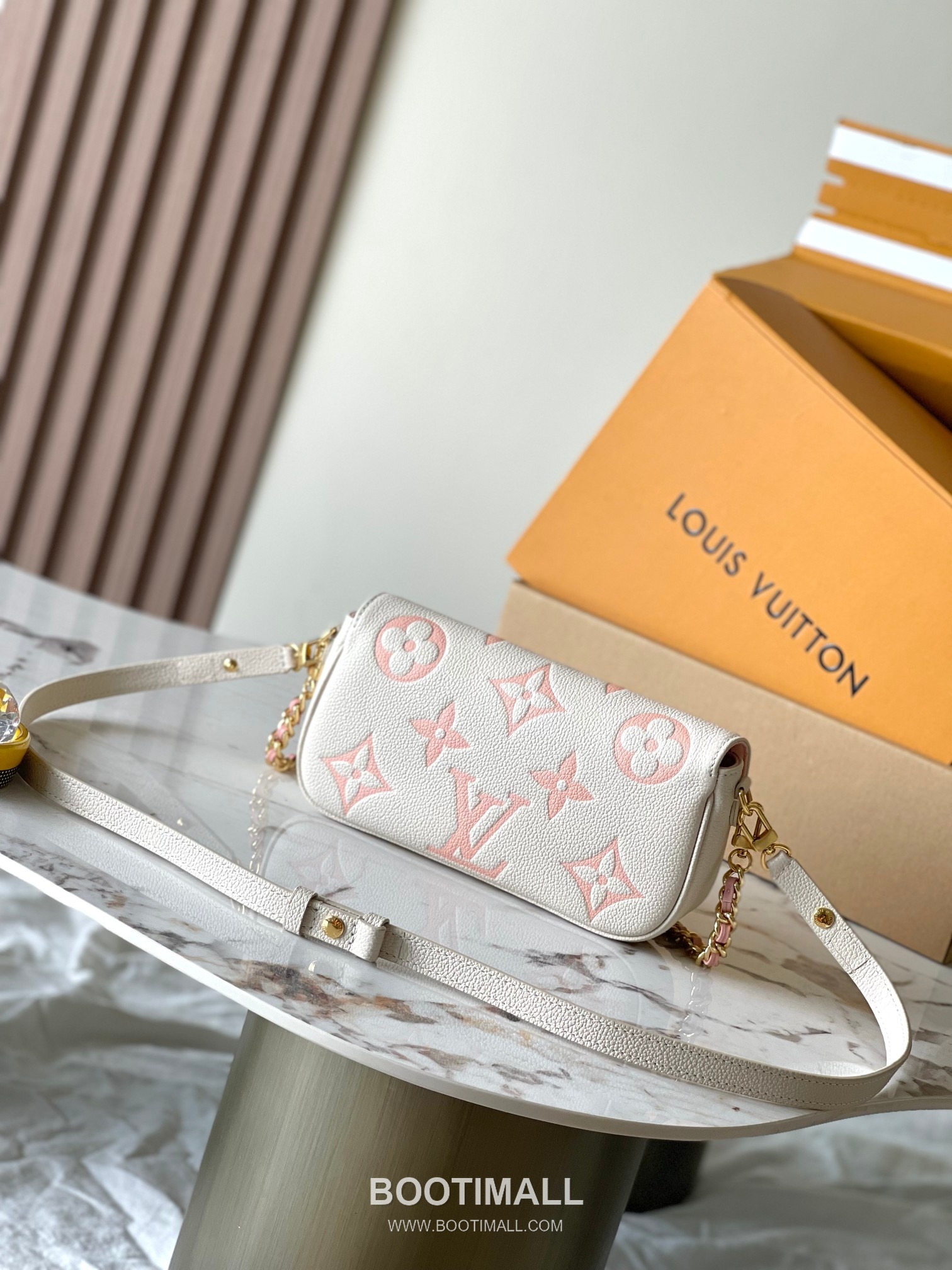Louis Vuitton Wallet On Chain Monogram Empreinte Leather Crossbody Clutch Bag with Chain Strap Detail 루이비통 월렛 온 체인 모노그램 앙프렝뜨 크로스바디 클러치백 체인스트랩 M83026 23.5cm 10