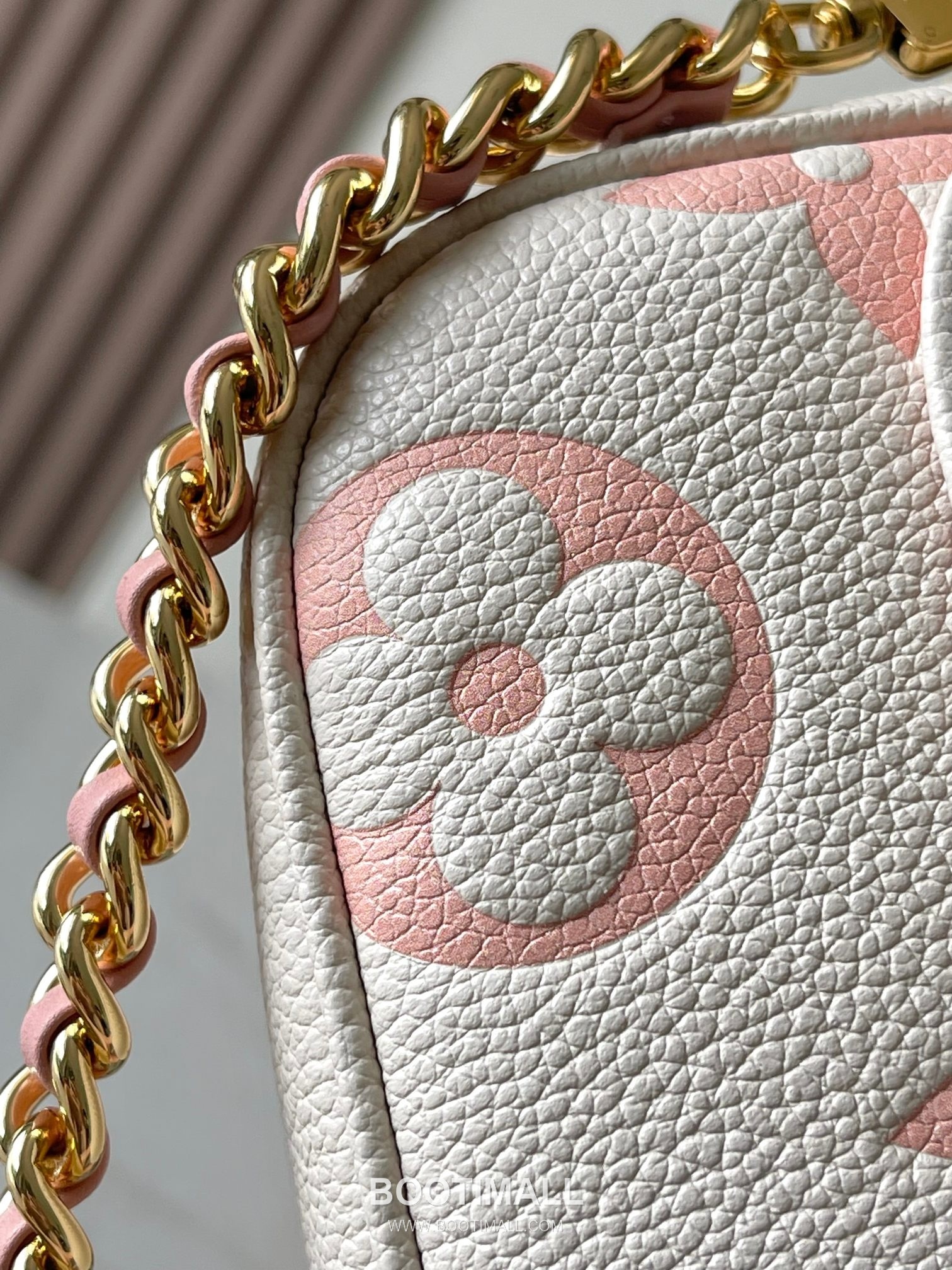 Louis Vuitton Wallet On Chain Monogram Empreinte Leather Crossbody Clutch Bag with Chain Strap Detail 루이비통 월렛 온 체인 모노그램 앙프렝뜨 크로스바디 클러치백 체인스트랩 M83026 23.5cm 12