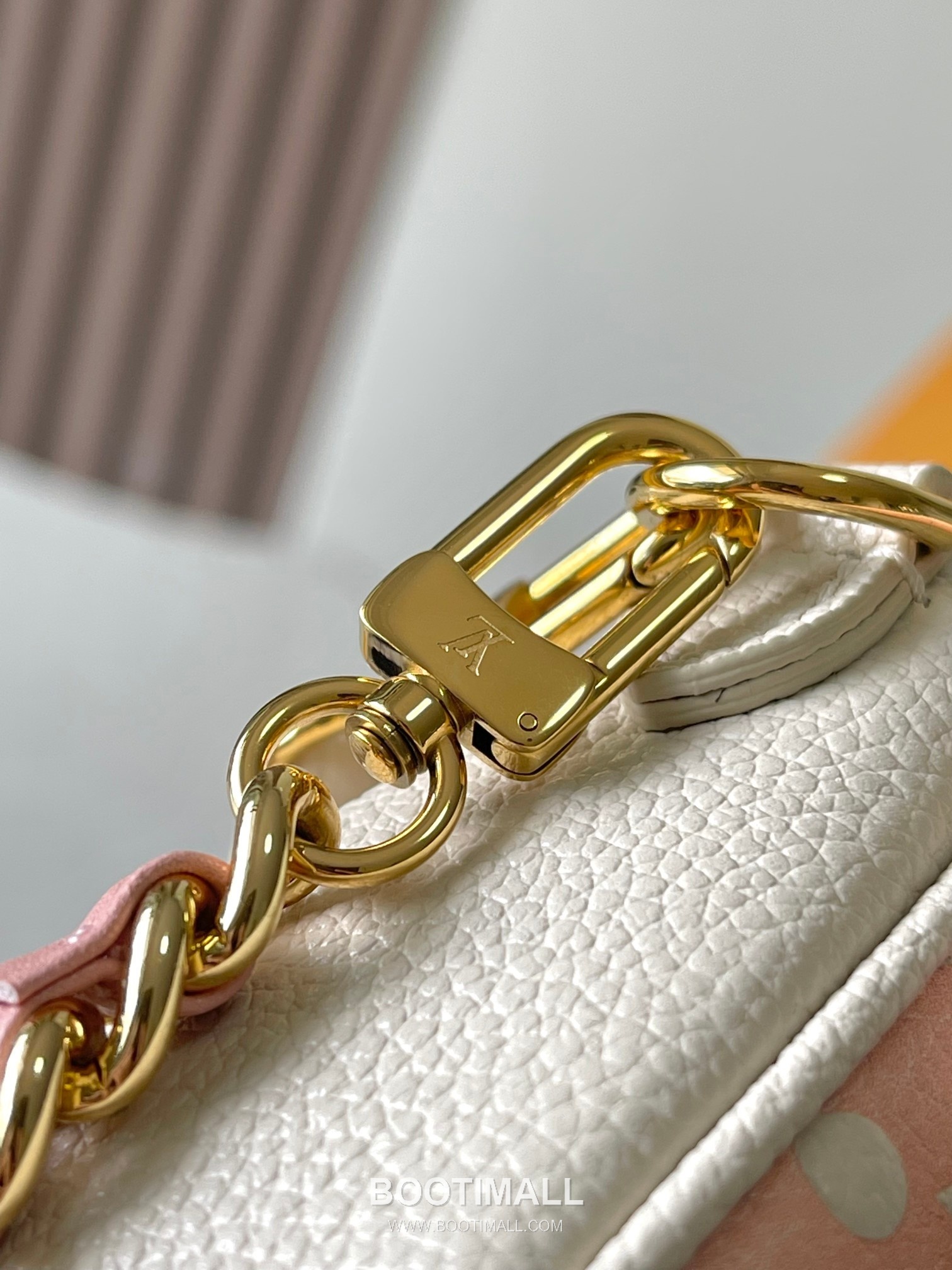 Louis Vuitton Wallet On Chain Monogram Empreinte Leather Crossbody Clutch Bag with Chain Strap Detail 루이비통 월렛 온 체인 모노그램 앙프렝뜨 크로스바디 클러치백 체인스트랩 M83026 23.5cm 13