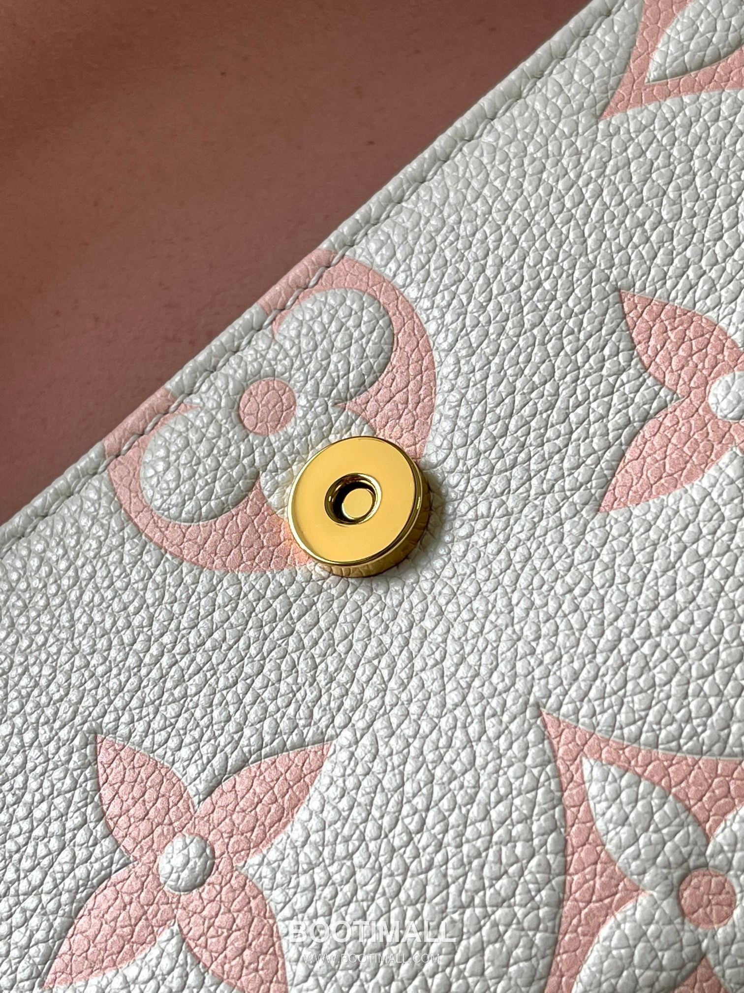 Louis Vuitton Wallet On Chain Monogram Empreinte Leather Crossbody Clutch Bag with Chain Strap Detail 루이비통 월렛 온 체인 모노그램 앙프렝뜨 크로스바디 클러치백 체인스트랩 M83026 23.5cm 15