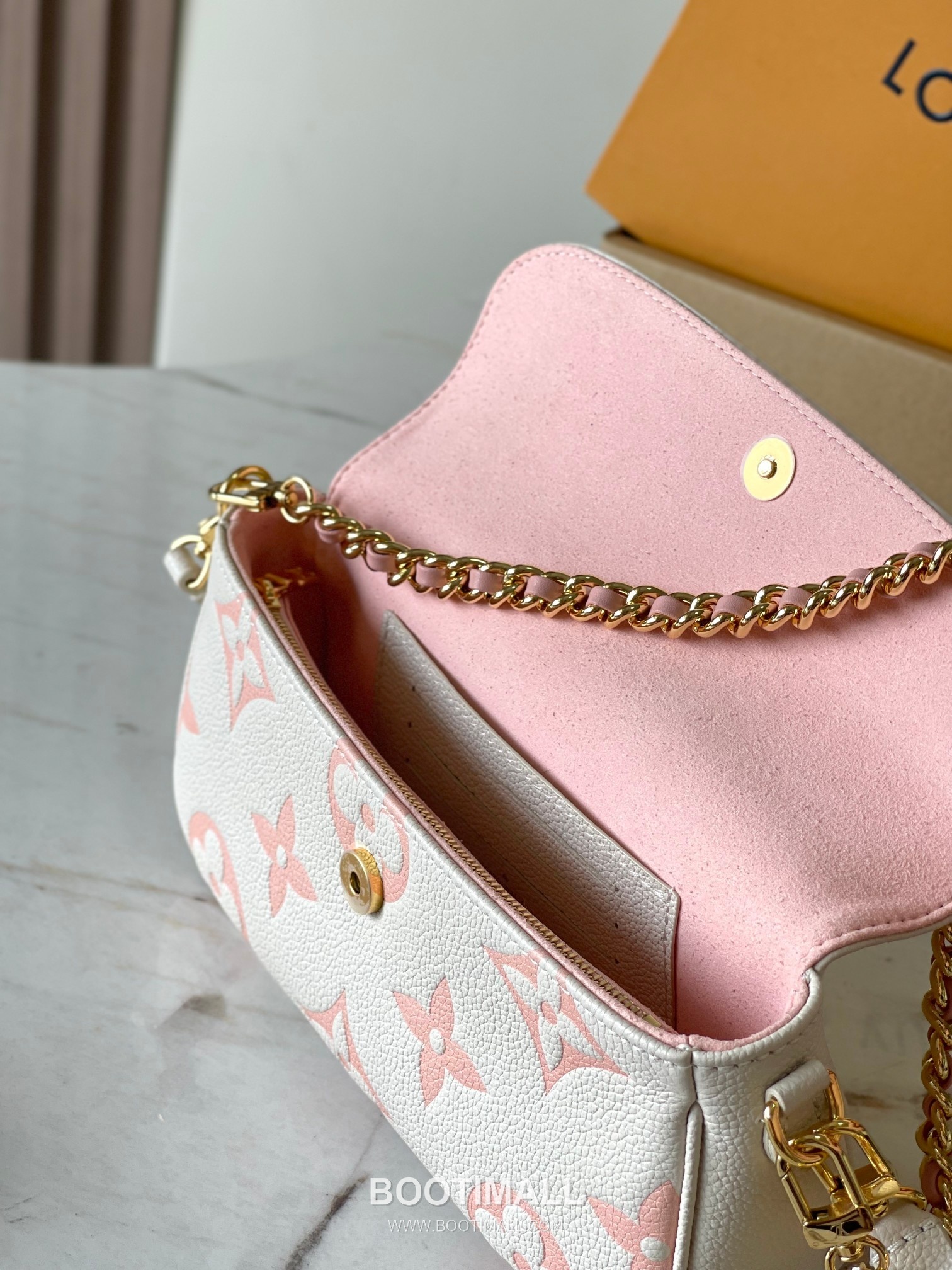 Louis Vuitton Wallet On Chain Monogram Empreinte Leather Crossbody Clutch Bag with Chain Strap Detail 루이비통 월렛 온 체인 모노그램 앙프렝뜨 크로스바디 클러치백 체인스트랩 M83026 23.5cm 16