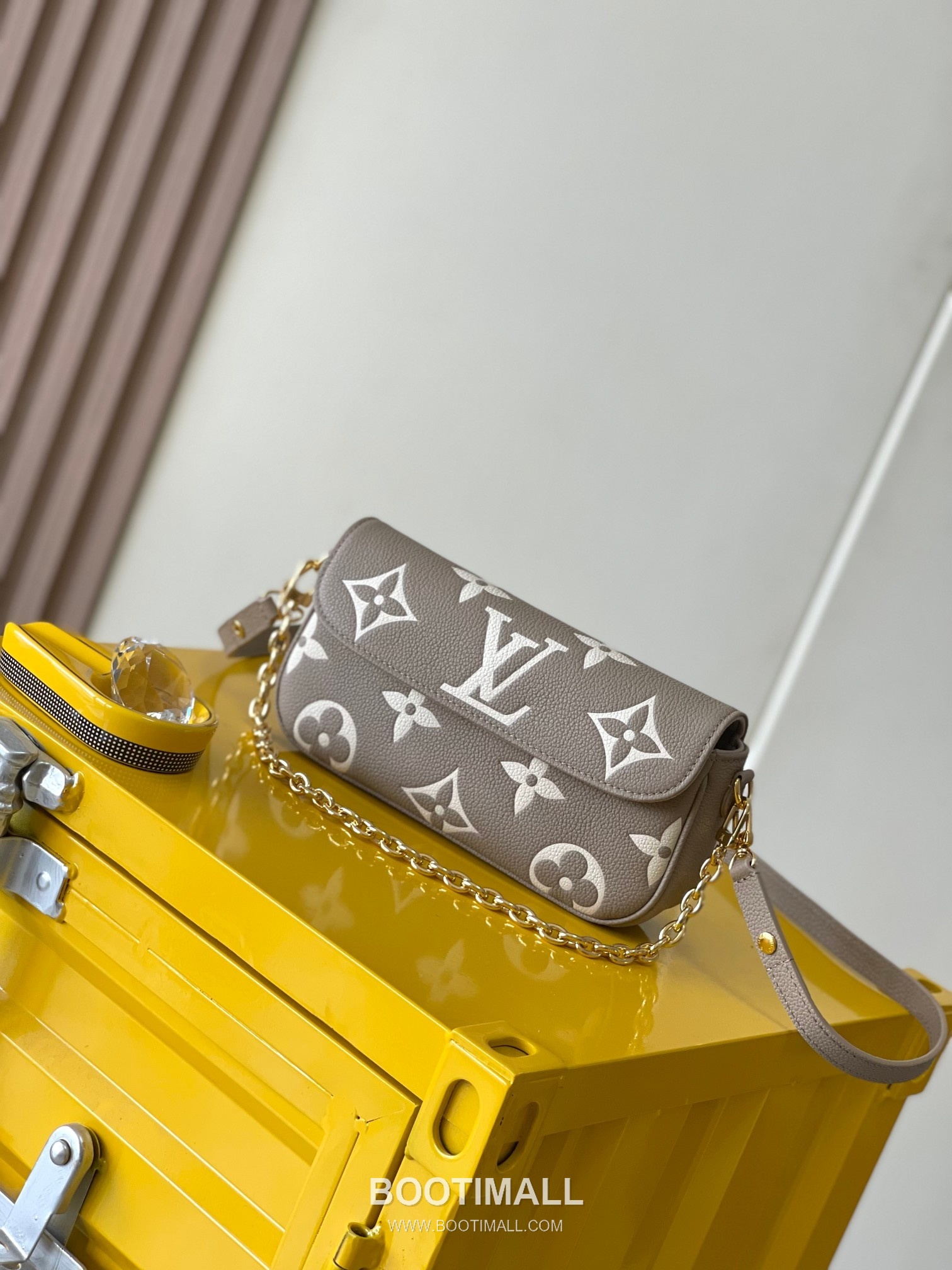 Louis Vuitton Wallet On Chain Monogram Empreinte Leather Crossbody Clutch Bag with Chain Strap Detail 루이비통 월렛 온 체인 모노그램 앙프렝뜨 크로스바디 클러치백 체인스트랩 M82211 23.5cm 10