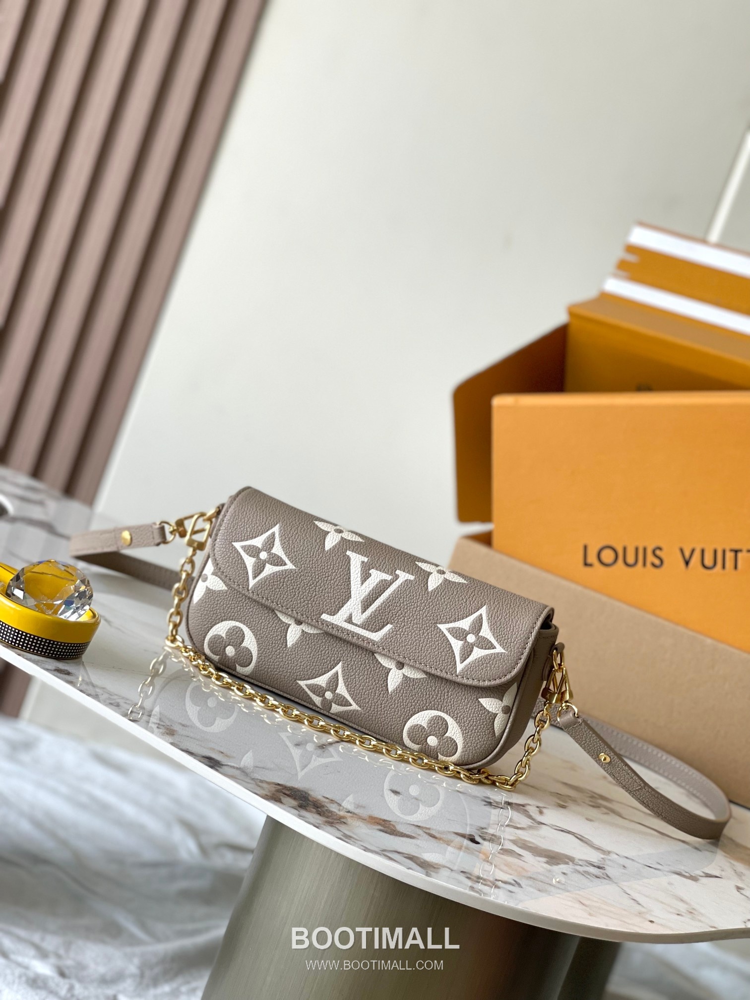 Louis Vuitton Wallet On Chain Monogram Empreinte Leather Crossbody Clutch Bag with Chain Strap Detail 루이비통 월렛 온 체인 모노그램 앙프렝뜨 크로스바디 클러치백 체인스트랩 M82211 23.5cm 11