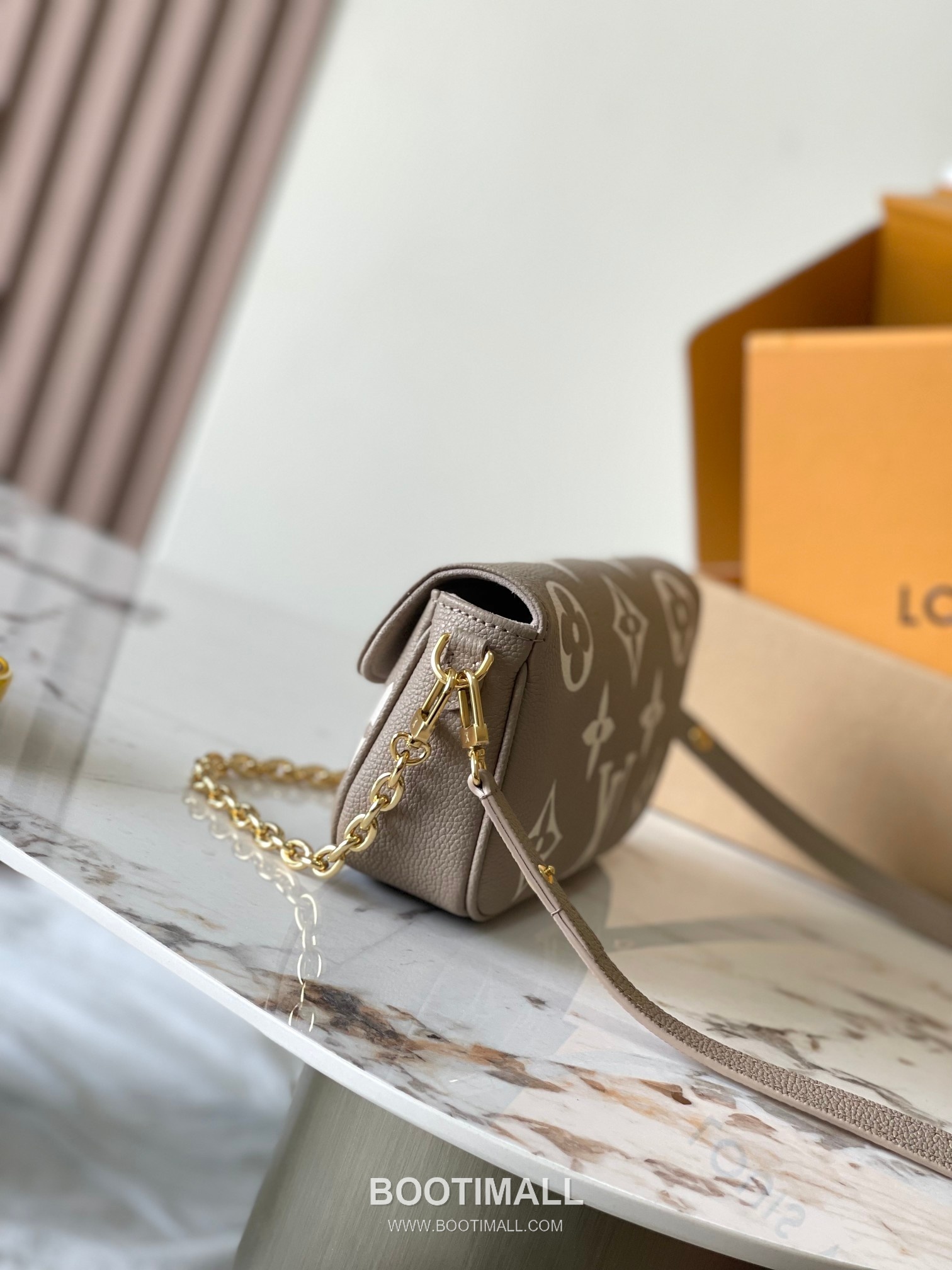 Louis Vuitton Wallet On Chain Monogram Empreinte Leather Crossbody Clutch Bag with Chain Strap Detail 루이비통 월렛 온 체인 모노그램 앙프렝뜨 크로스바디 클러치백 체인스트랩 M82211 23.5cm 12