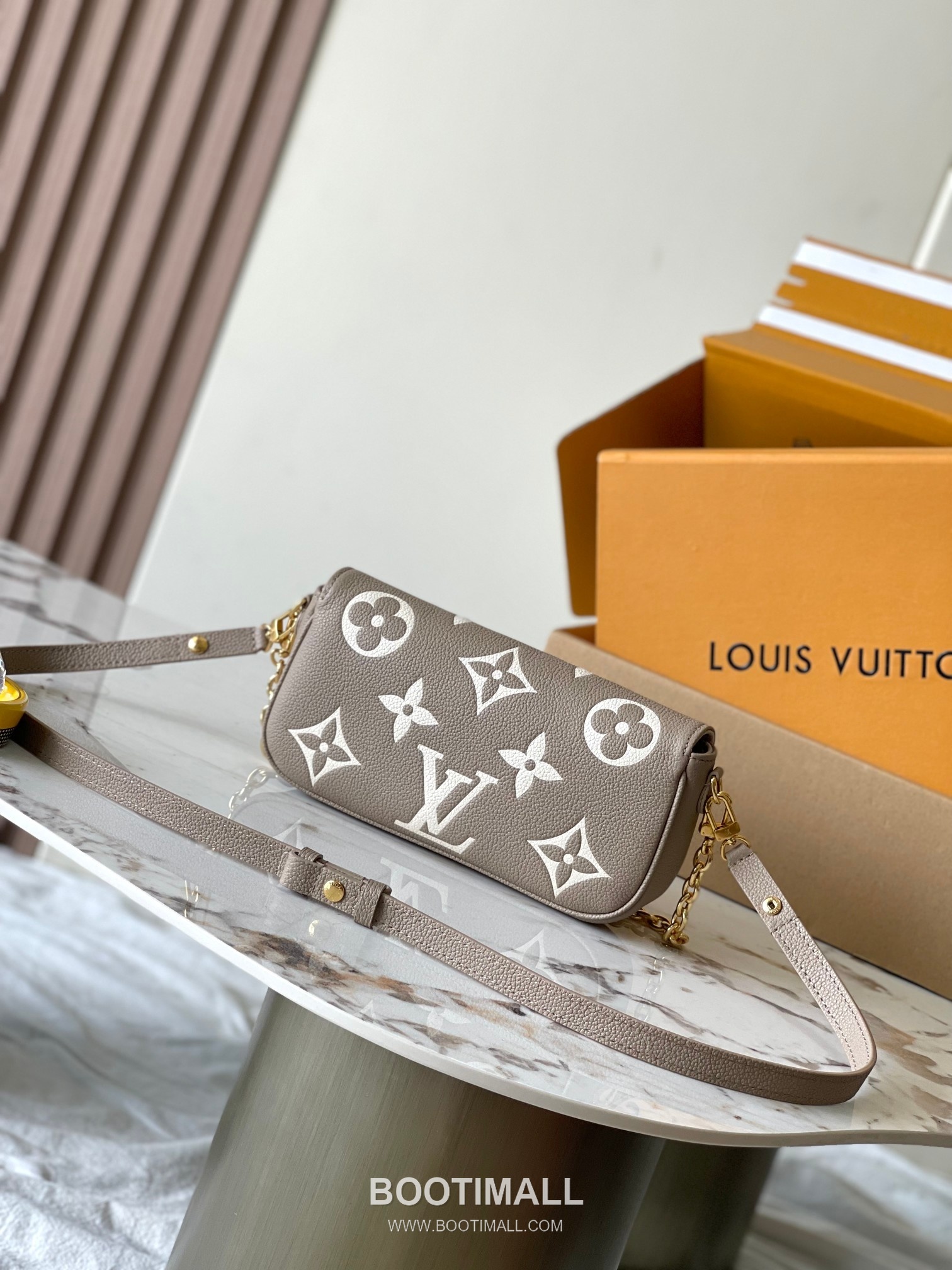 Louis Vuitton Wallet On Chain Monogram Empreinte Leather Crossbody Clutch Bag with Chain Strap Detail 루이비통 월렛 온 체인 모노그램 앙프렝뜨 크로스바디 클러치백 체인스트랩 M82211 23.5cm 13