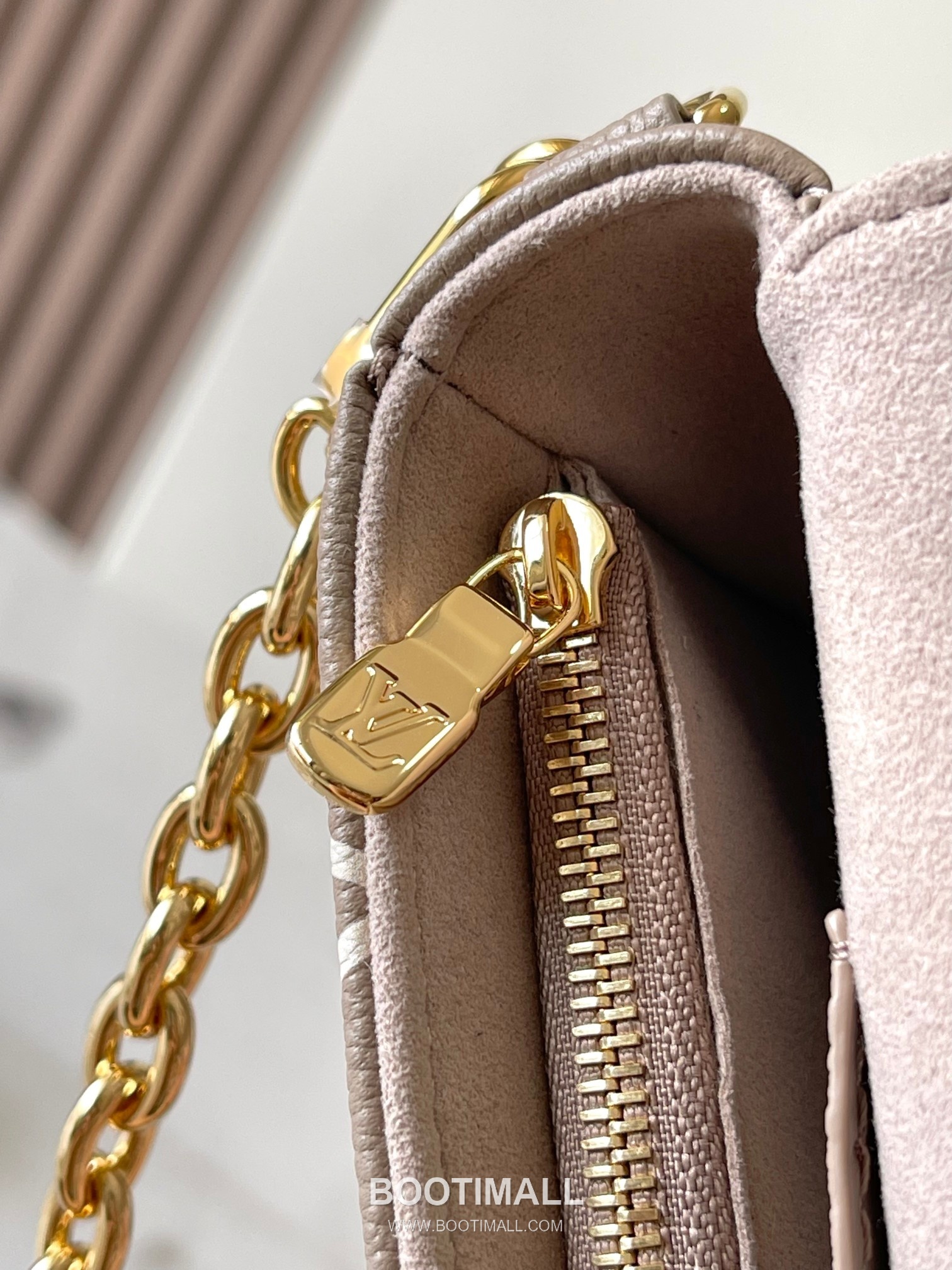 Louis Vuitton Wallet On Chain Monogram Empreinte Leather Crossbody Clutch Bag with Chain Strap Detail 루이비통 월렛 온 체인 모노그램 앙프렝뜨 크로스바디 클러치백 체인스트랩 M82211 23.5cm 18