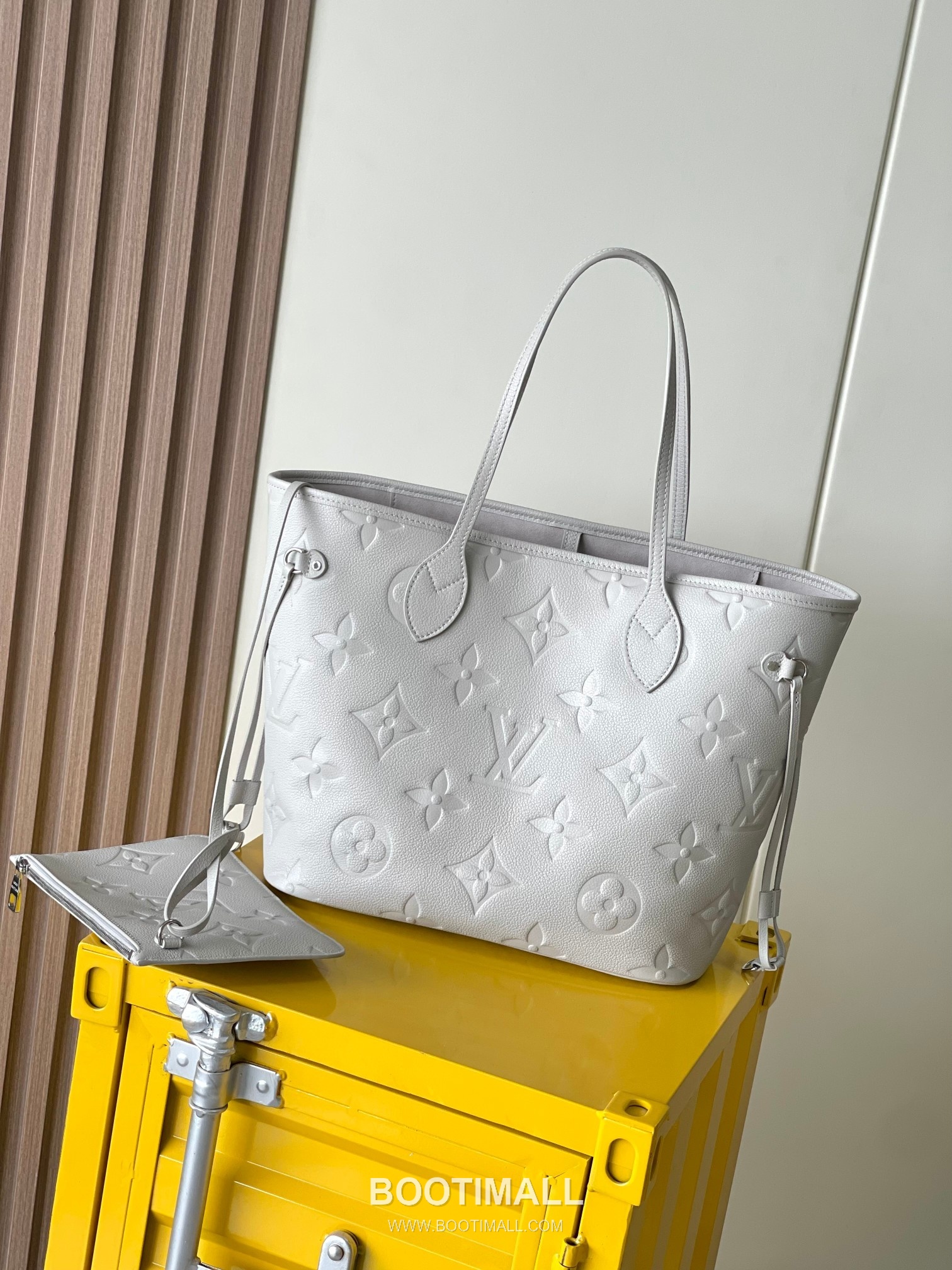 Louis Vuitton Neverfull MM Monogram Empreinte Cowhide Leather Tote Bag with Side Lace Detail 루이비통 네버풀 MM 모노그램 앙프렝뜨 카우하이드 토트백 사이드레이스 M13758 28cm 3