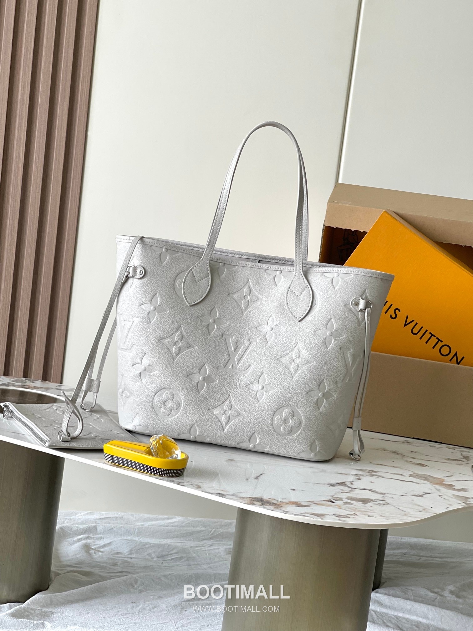 Louis Vuitton Neverfull MM Monogram Empreinte Cowhide Leather Tote Bag with Side Lace Detail 루이비통 네버풀 MM 모노그램 앙프렝뜨 카우하이드 토트백 사이드레이스 M13758 28cm 4