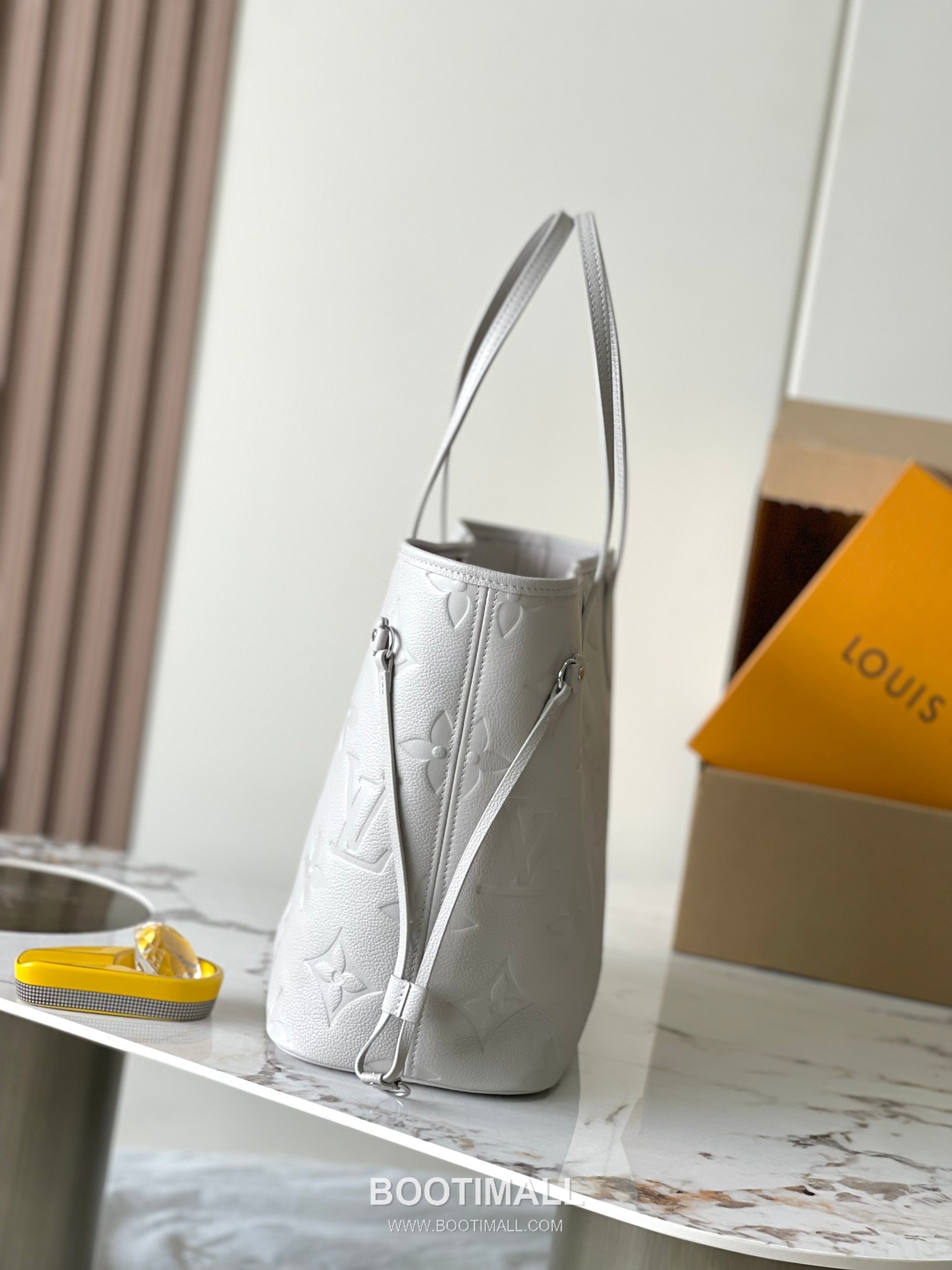 Louis Vuitton Neverfull MM Monogram Empreinte Cowhide Leather Tote Bag with Side Lace Detail 루이비통 네버풀 MM 모노그램 앙프렝뜨 카우하이드 토트백 사이드레이스 M13758 28cm 5