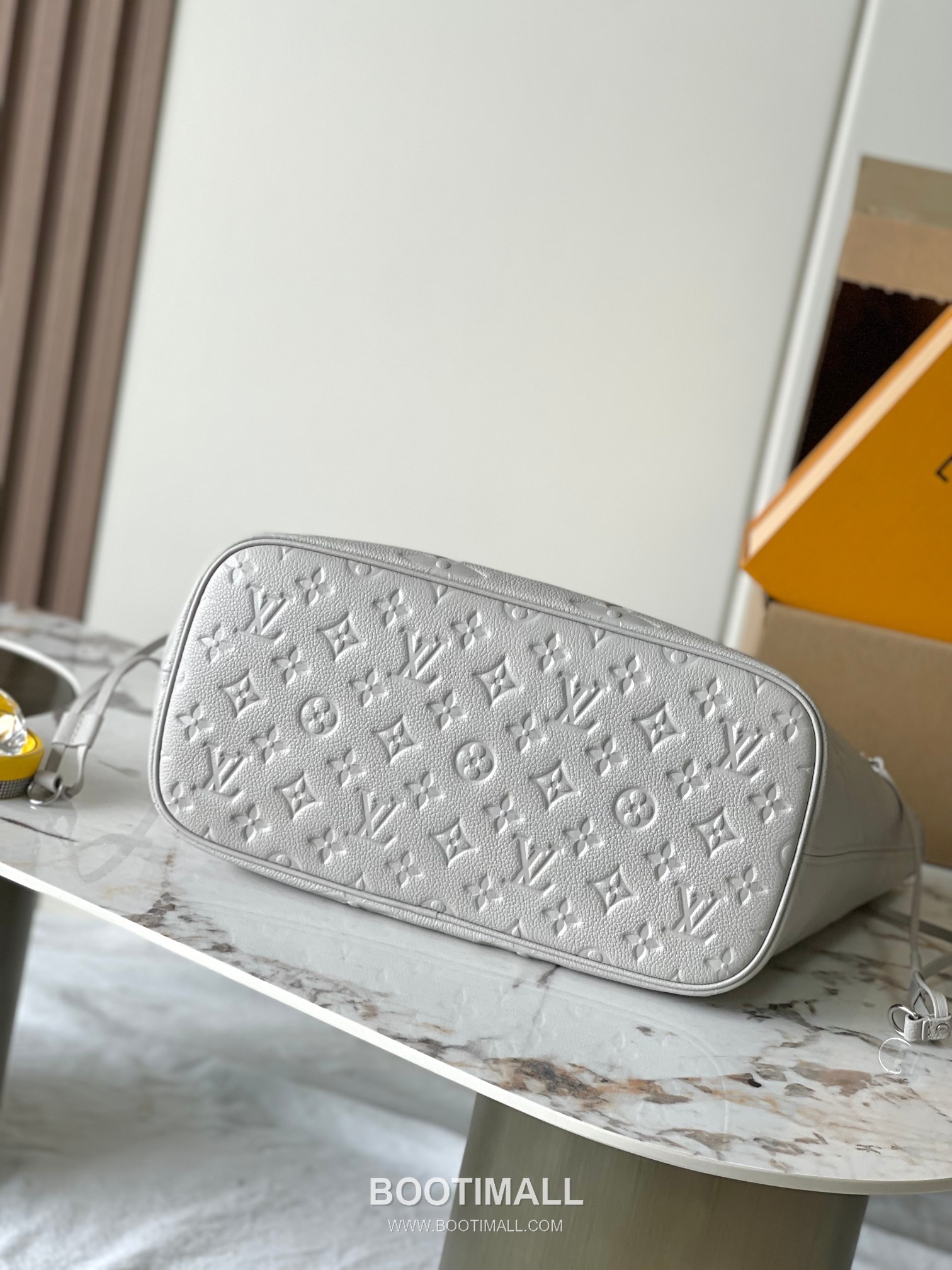 Louis Vuitton Neverfull MM Monogram Empreinte Cowhide Leather Tote Bag with Side Lace Detail 루이비통 네버풀 MM 모노그램 앙프렝뜨 카우하이드 토트백 사이드레이스 M13758 28cm 7