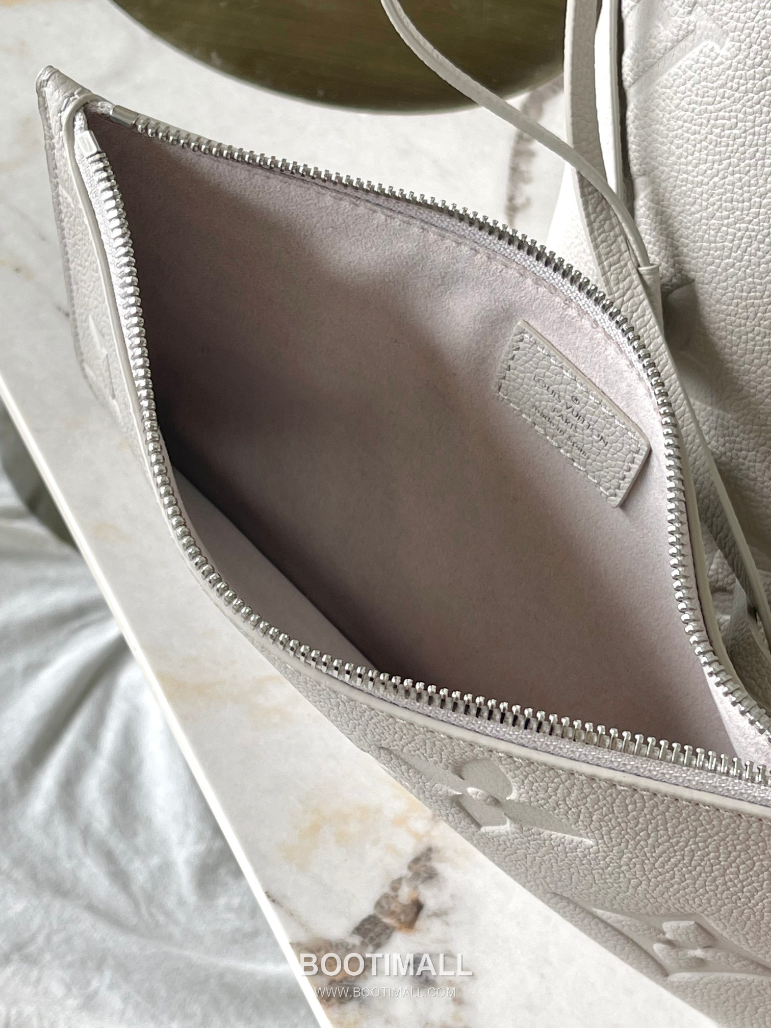 Louis Vuitton Neverfull MM Monogram Empreinte Cowhide Leather Tote Bag with Side Lace Detail 루이비통 네버풀 MM 모노그램 앙프렝뜨 카우하이드 토트백 사이드레이스 M13758 28cm 11