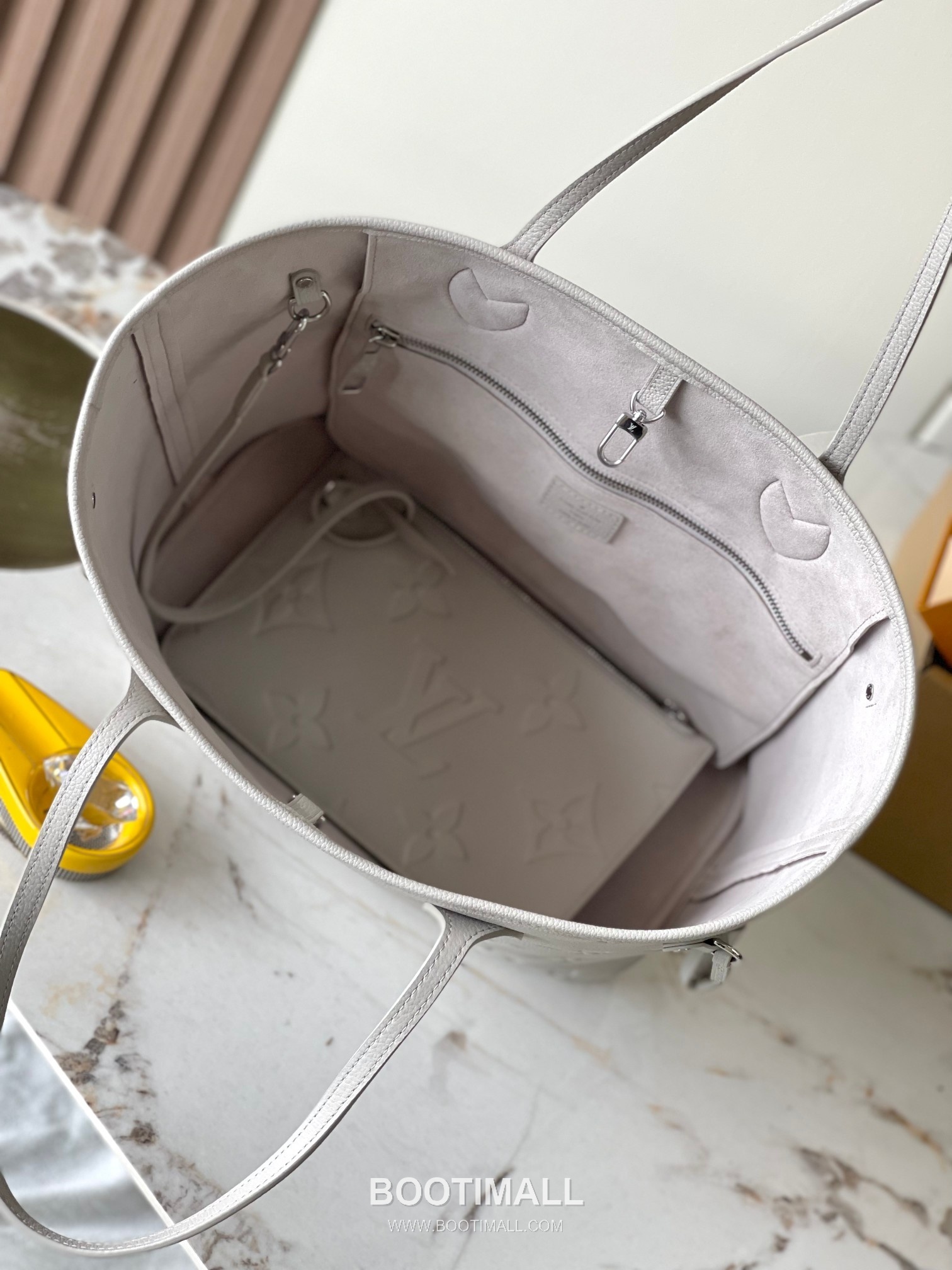 Louis Vuitton Neverfull MM Monogram Empreinte Cowhide Leather Tote Bag with Side Lace Detail 루이비통 네버풀 MM 모노그램 앙프렝뜨 카우하이드 토트백 사이드레이스 M13758 28cm 12