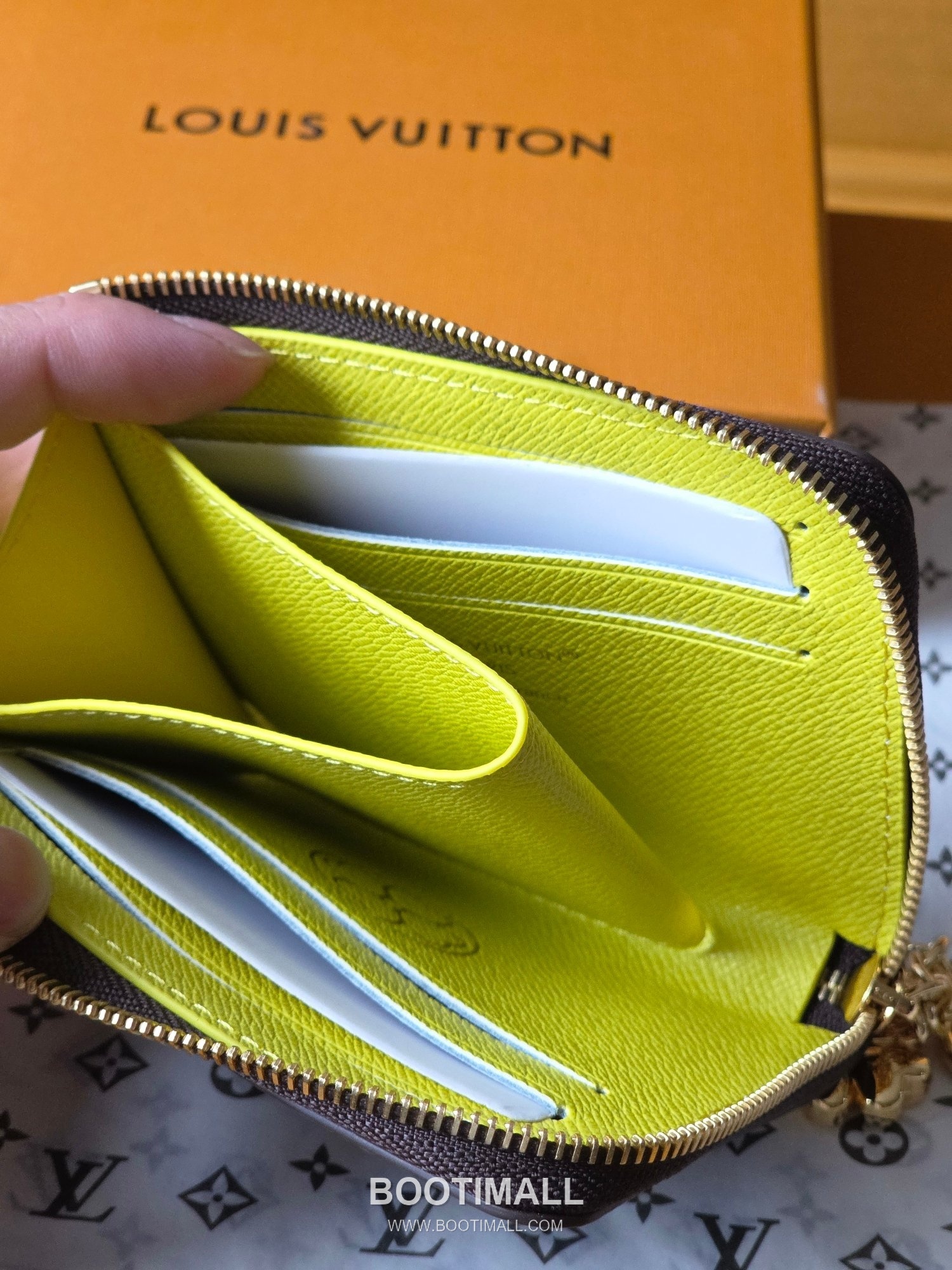 Louis Vuitton Noa Monogram Canvas Leather Zip Around Short Wallet with Contrast Lining Detail 루이비통 노아 모노그램 캔버스 반지갑 지퍼어라운드 M27769 11cm 7