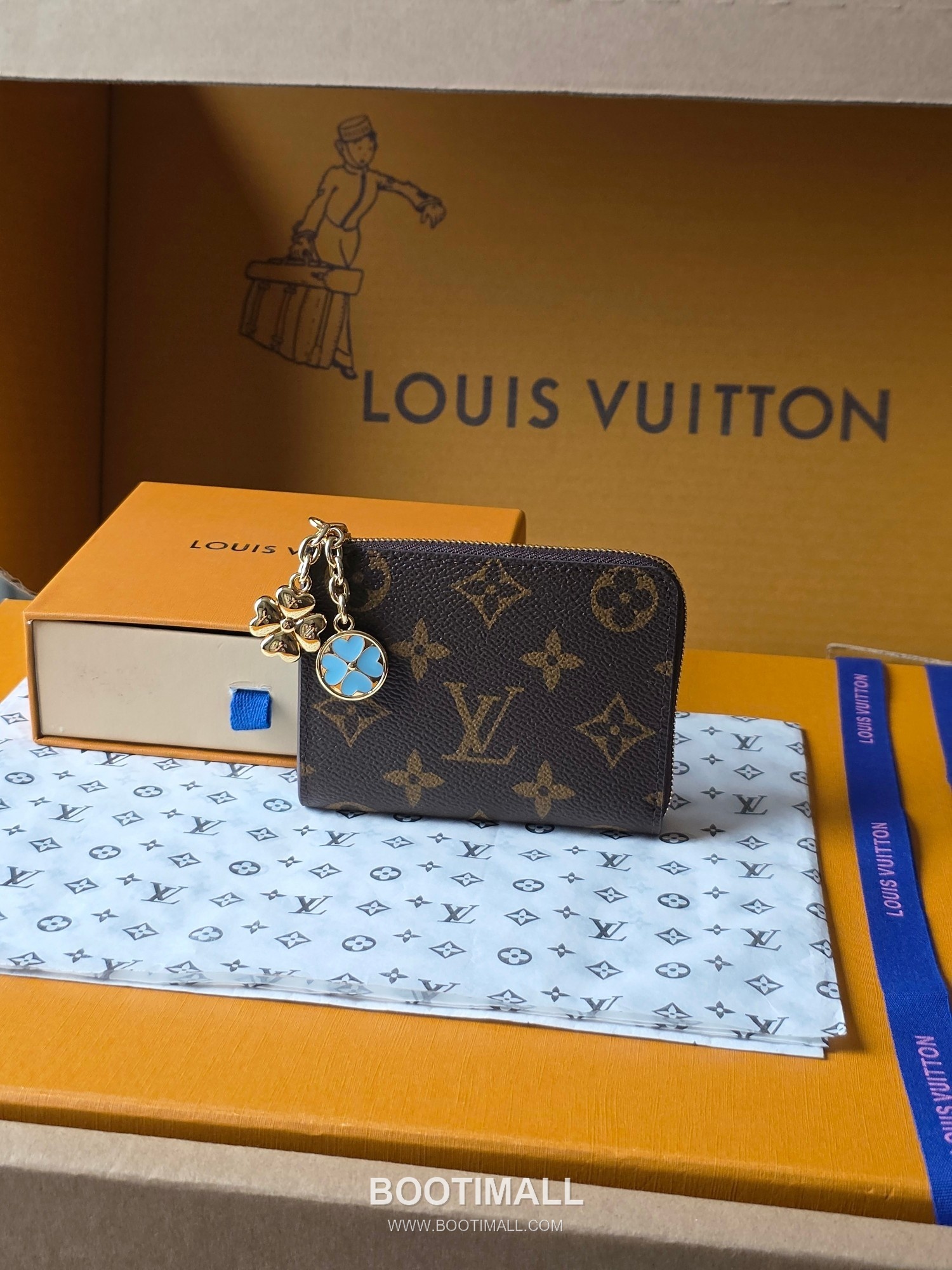 Louis Vuitton Noa Monogram Canvas Leather Zip Around Short Wallet with Contrast Lining Detail 루이비통 노아 모노그램 캔버스 반지갑 지퍼어라운드 M27768 11cm 1