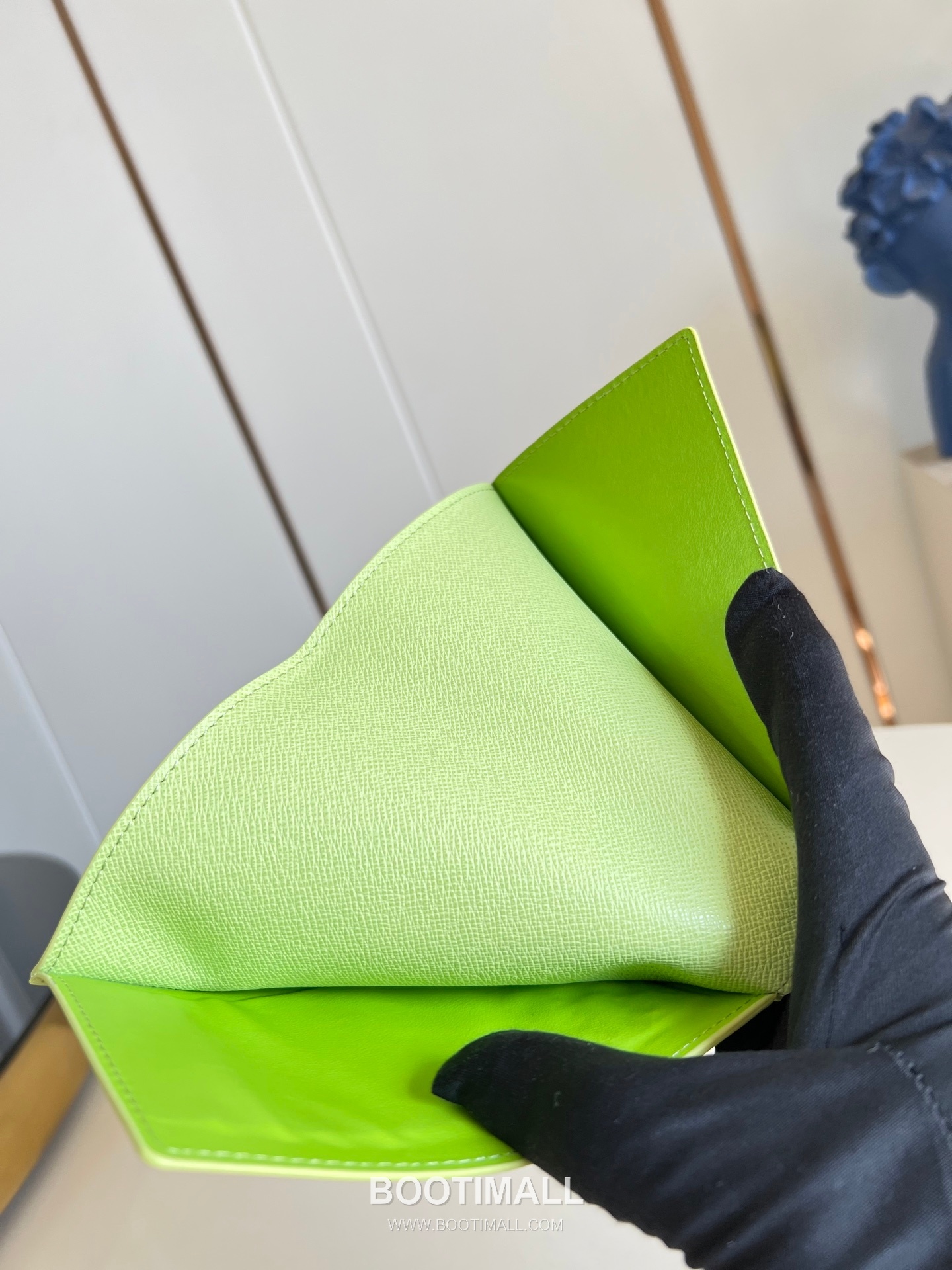 Louis Vuitton Monogram Canvas Passport Cover Wallet with Card Slots Detail 루이비통 모노그램 캔버스 여권지갑 카드슬롯 M28039 10cm 7