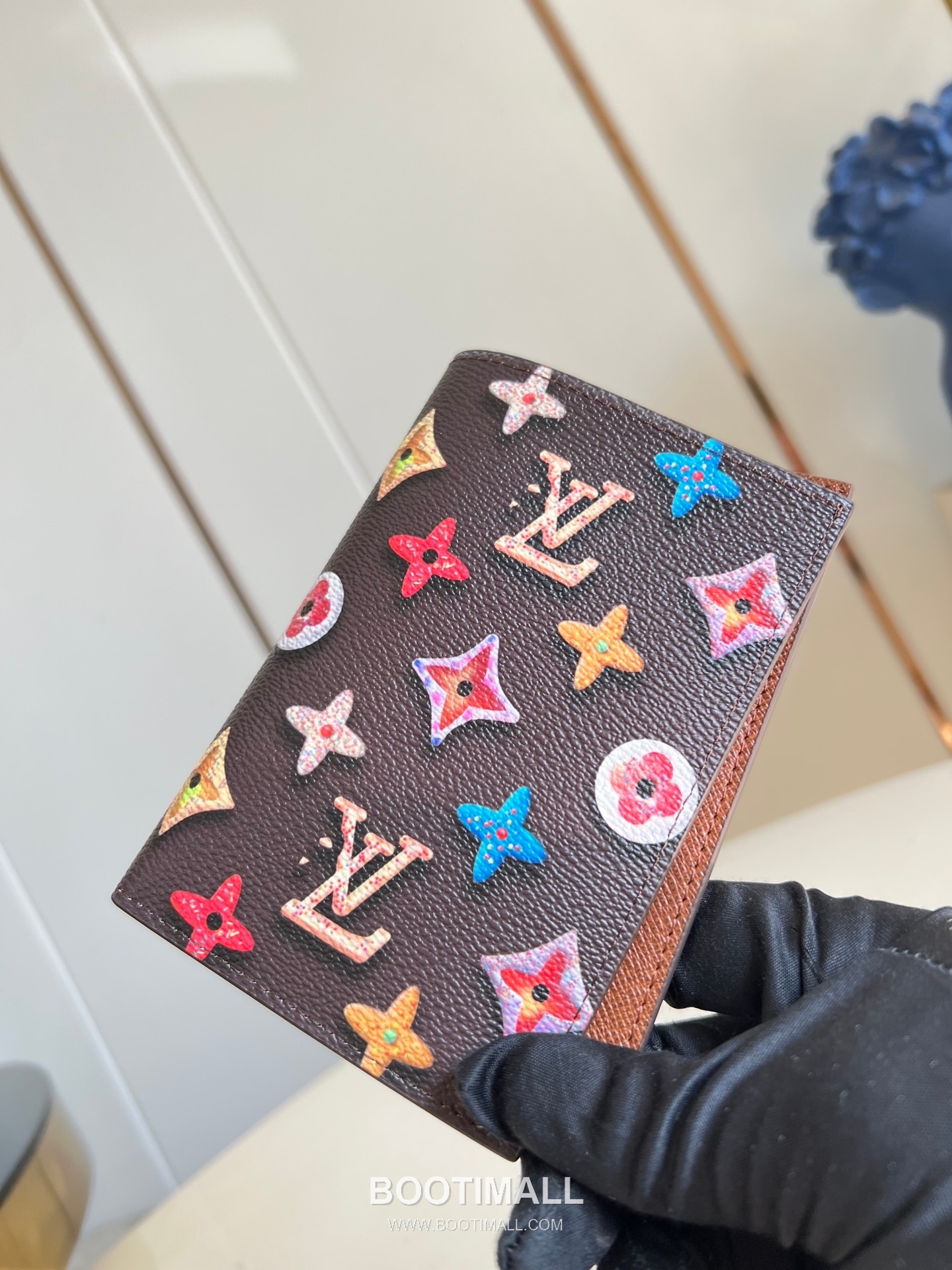 Louis Vuitton Monogram Canvas Passport Cover Wallet with Card Slots Detail 루이비통 모노그램 캔버스 여권지갑 카드슬롯 M28281 10cm 3