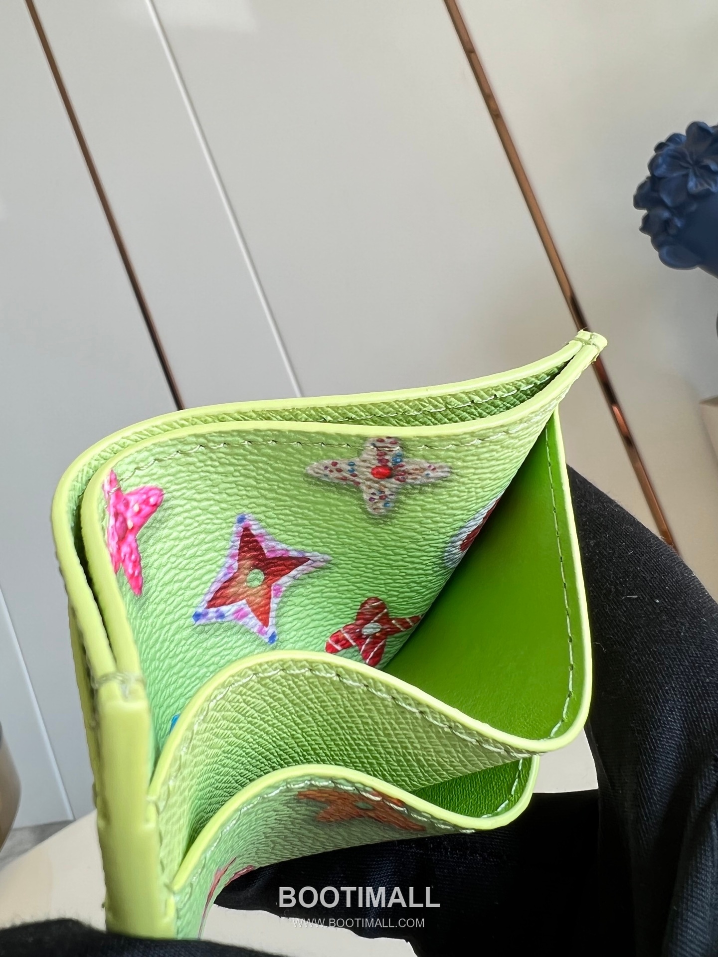 Louis Vuitton Monogram Eclipse Canvas Card Holder Wallet with Central Pocket Detail 루이비통 모노그램 이클립스 캔버스 카드지갑 센트럴포켓 M28046 11cm 4