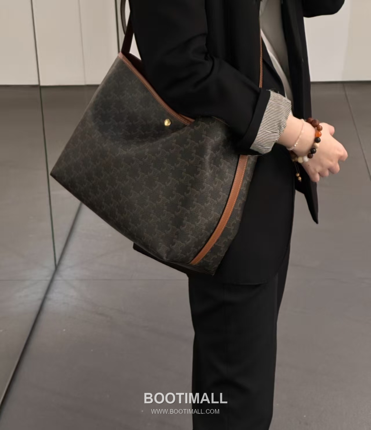 Louis Vuitton Monogram Canvas Cowhide Leather Tote Bag with Structured Body Detail 루이비통 모노그램 캔버스 카우하이드 토트백 스트럭처드바디 123912 32.5cm 1