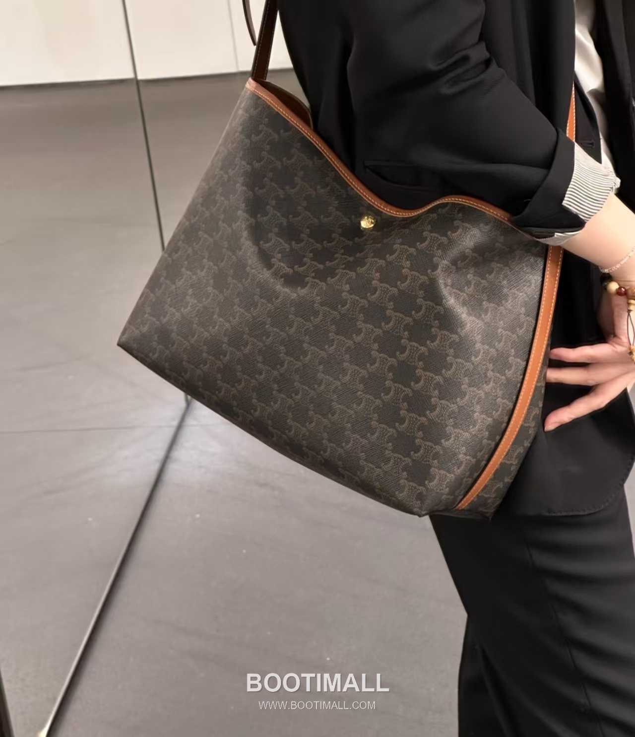 Louis Vuitton Monogram Canvas Cowhide Leather Tote Bag with Structured Body Detail 루이비통 모노그램 캔버스 카우하이드 토트백 스트럭처드바디 123912 32.5cm 2