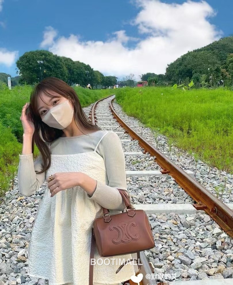 Celine Triomphe Embossed Cowhide Leather Boston Bucket Bag with Top Handle Strap Detail 셀린느 트리옹프 엠보싱 카우하이드 보스턴 버킷백 탑핸들 113773 20cm 5