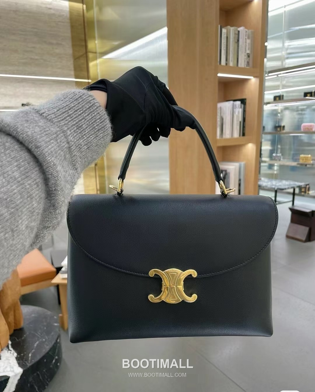 Celine Nino Triomphe Cowhide Leather Top Handle Shoulder Bag with Lock Detail 셀린느 니노 트리옹프 카우하이드 탑핸들 숄더백 락디테일 117523 26cm 16