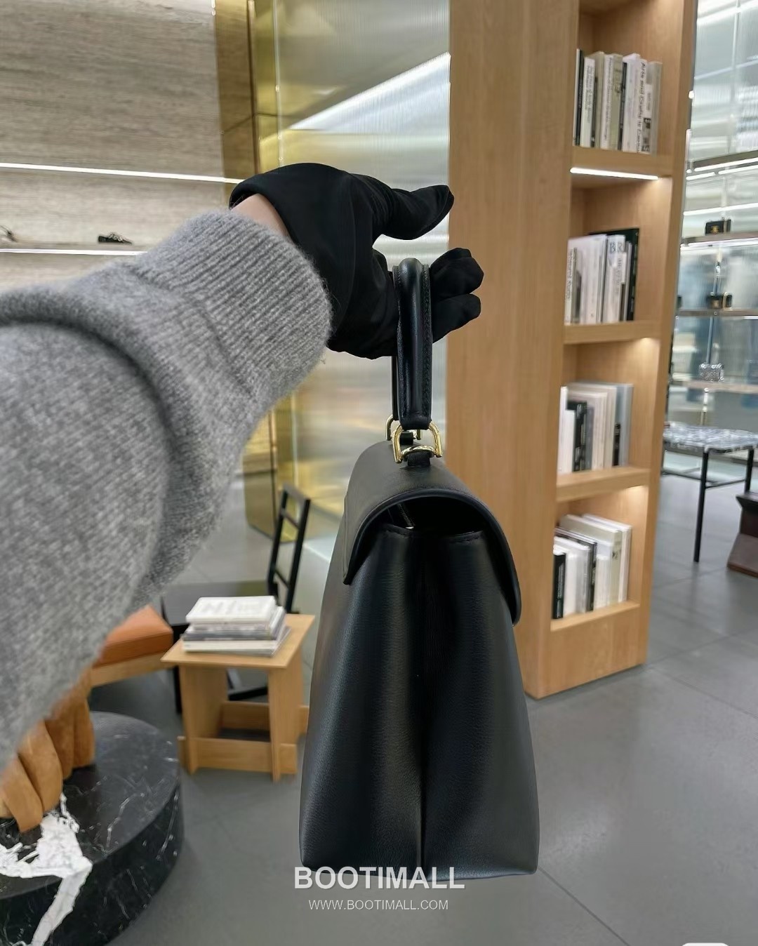 Celine Nino Triomphe Cowhide Leather Top Handle Shoulder Bag with Lock Detail 셀린느 니노 트리옹프 카우하이드 탑핸들 숄더백 락디테일 117523 26cm 17