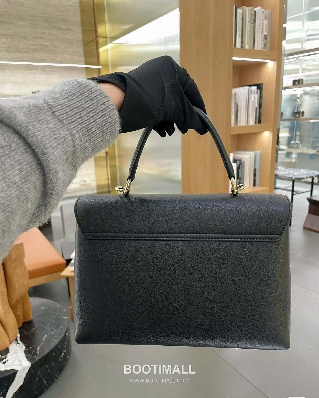 Celine Nino Triomphe Cowhide Leather Top Handle Shoulder Bag with Lock Detail 셀린느 니노 트리옹프 카우하이드 탑핸들 숄더백 락디테일 117523 26cm 18