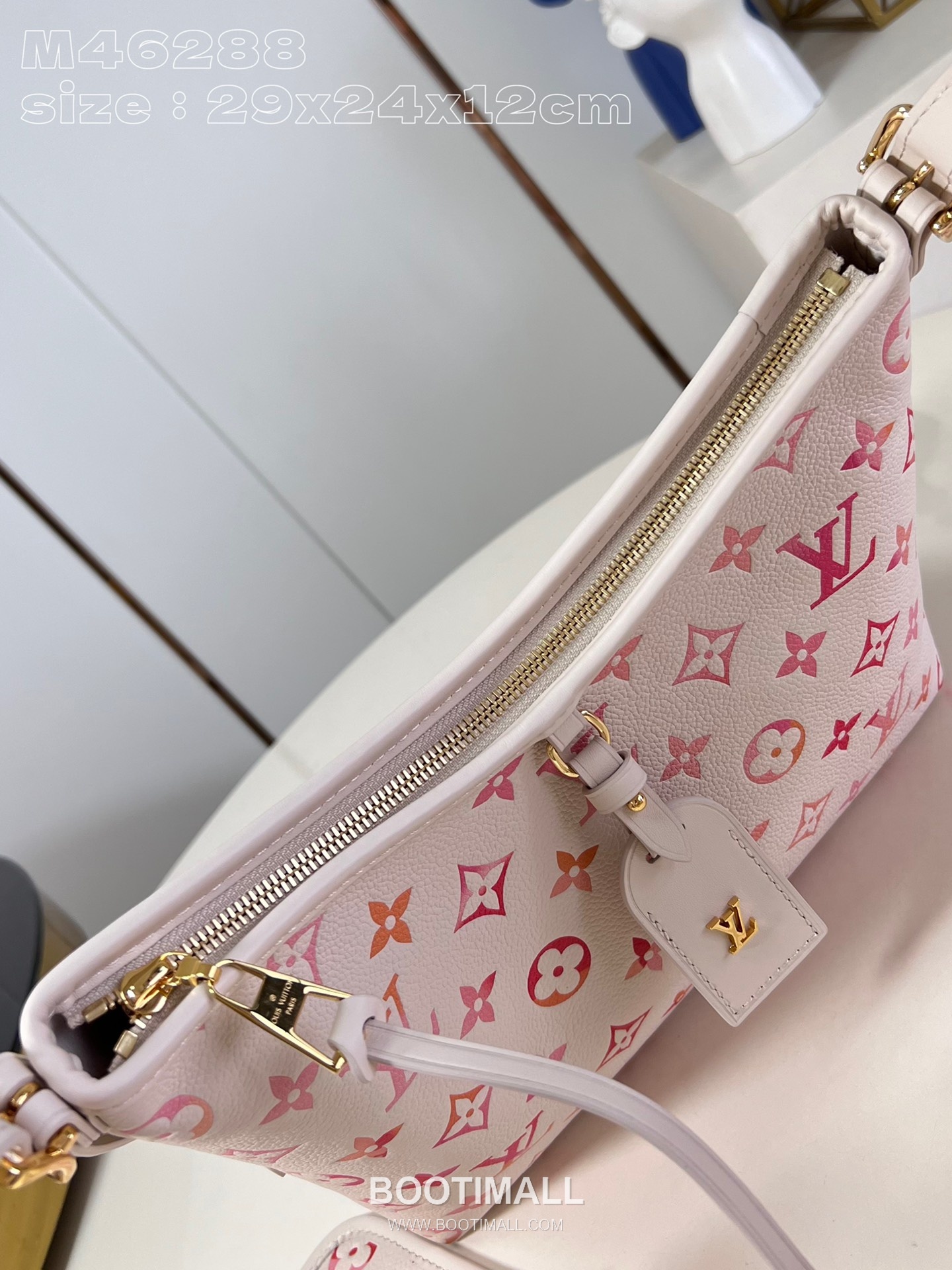 Louis Vuitton CarryAll PM Monogram Empreinte Leather Shoulder Bag with Gradient Detail 루이비통 캐리올 PM 모노그램 앙프렝뜨 숄더백 그라데이션 M24652 29.5cm 7