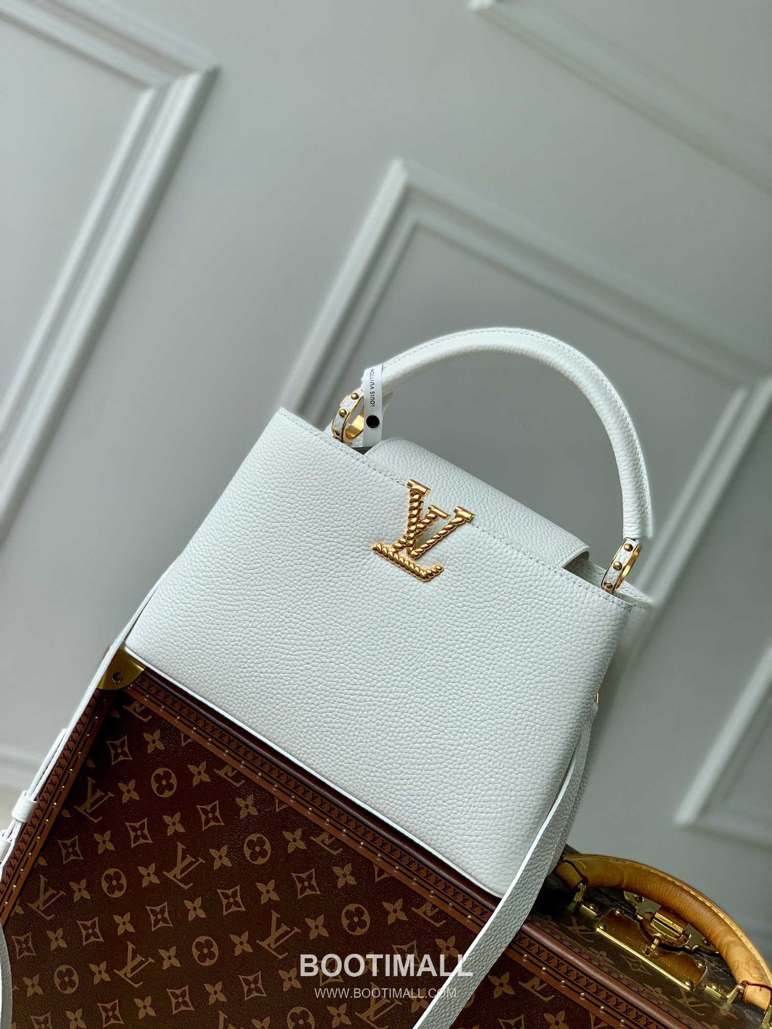 Louis Vuitton Capucines MM Taurillon Leather Top Handle Tote Bag with Chain LV Detail 루이비통 카퓌신 MM 토리옹 레더 탑핸들 토트백 체인LV M24673 31cm 1