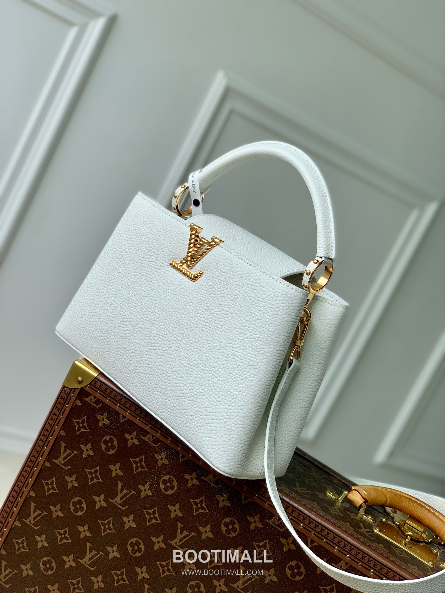 Louis Vuitton Capucines MM Taurillon Leather Top Handle Tote Bag with Chain LV Detail 루이비통 카퓌신 MM 토리옹 레더 탑핸들 토트백 체인LV M24673 31cm 2