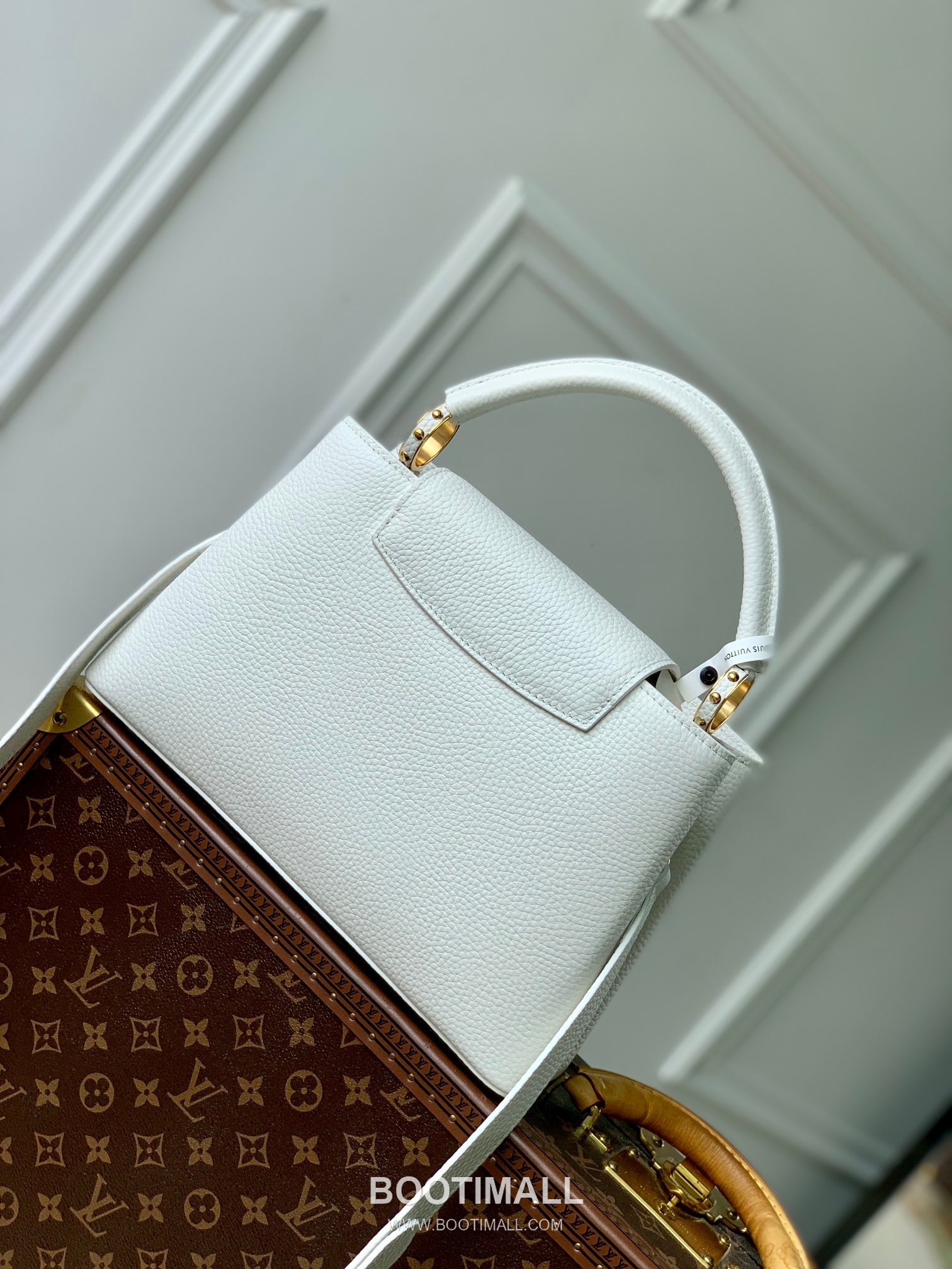 Louis Vuitton Capucines MM Taurillon Leather Top Handle Tote Bag with Chain LV Detail 루이비통 카퓌신 MM 토리옹 레더 탑핸들 토트백 체인LV M24673 31cm 3