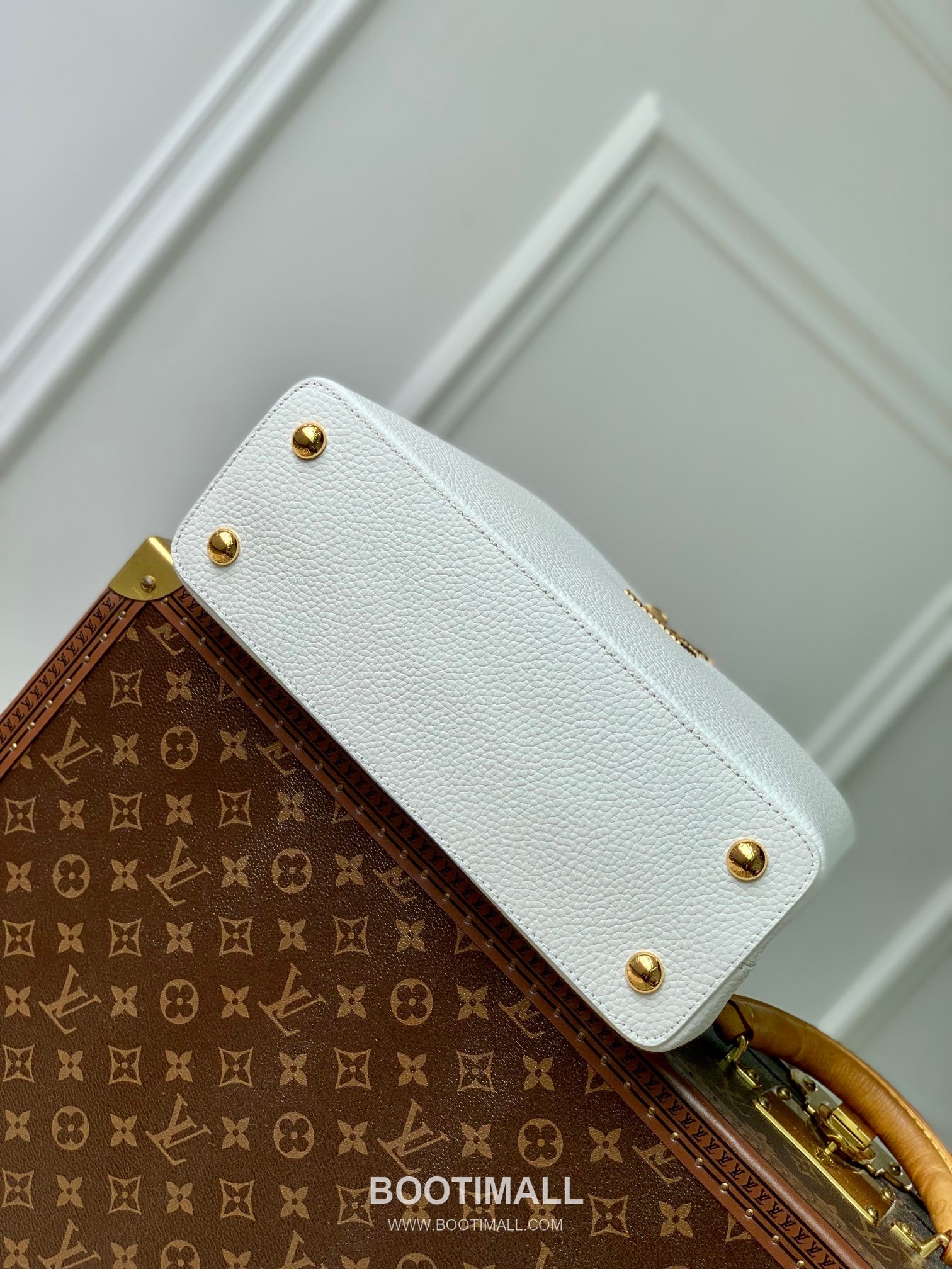 Louis Vuitton Capucines MM Taurillon Leather Top Handle Tote Bag with Chain LV Detail 루이비통 카퓌신 MM 토리옹 레더 탑핸들 토트백 체인LV M24673 31cm 4